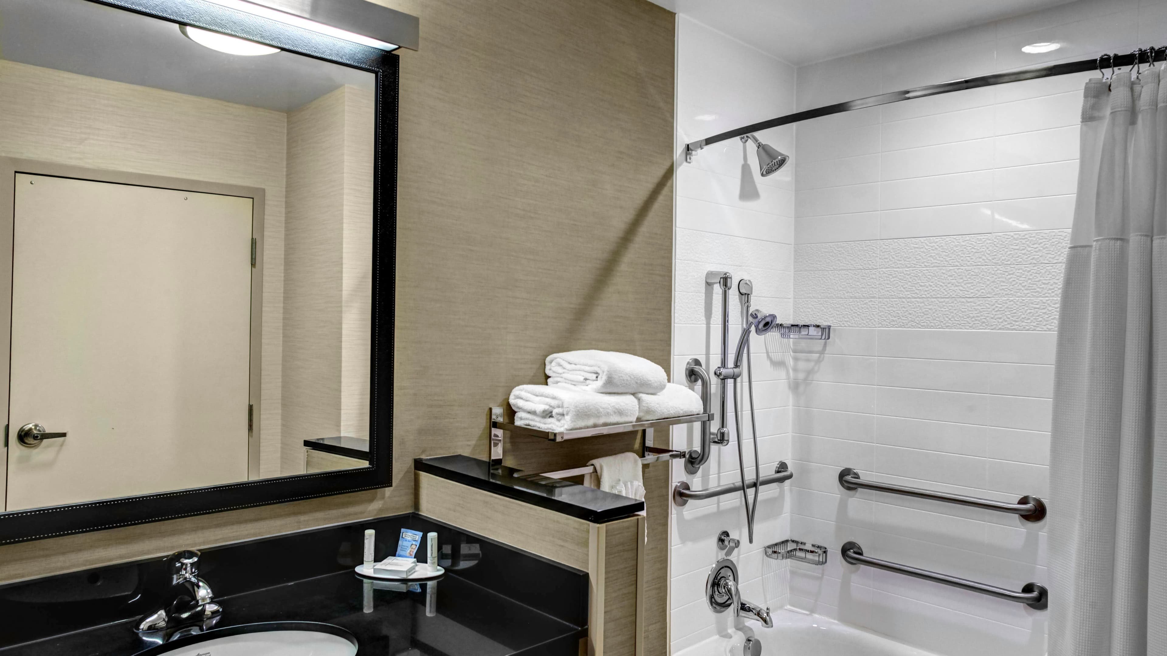 Fairfield Inn & Suites Lansing at Eastwood — 8