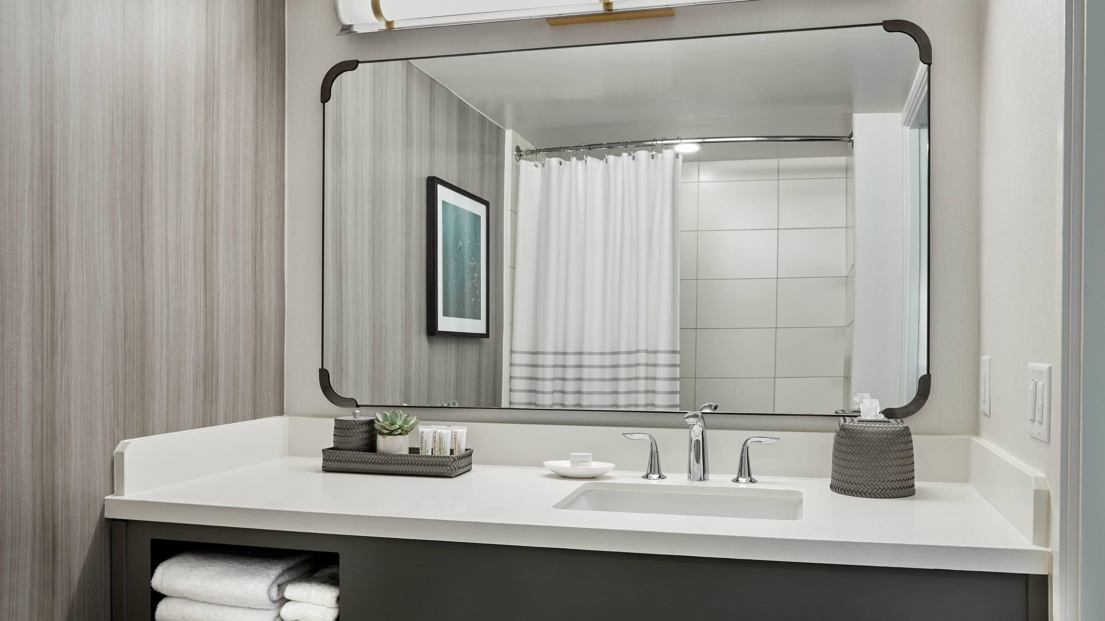 Holiday Inn & Suites Anaheim (1 Blk/Disneyland®) - Image 3