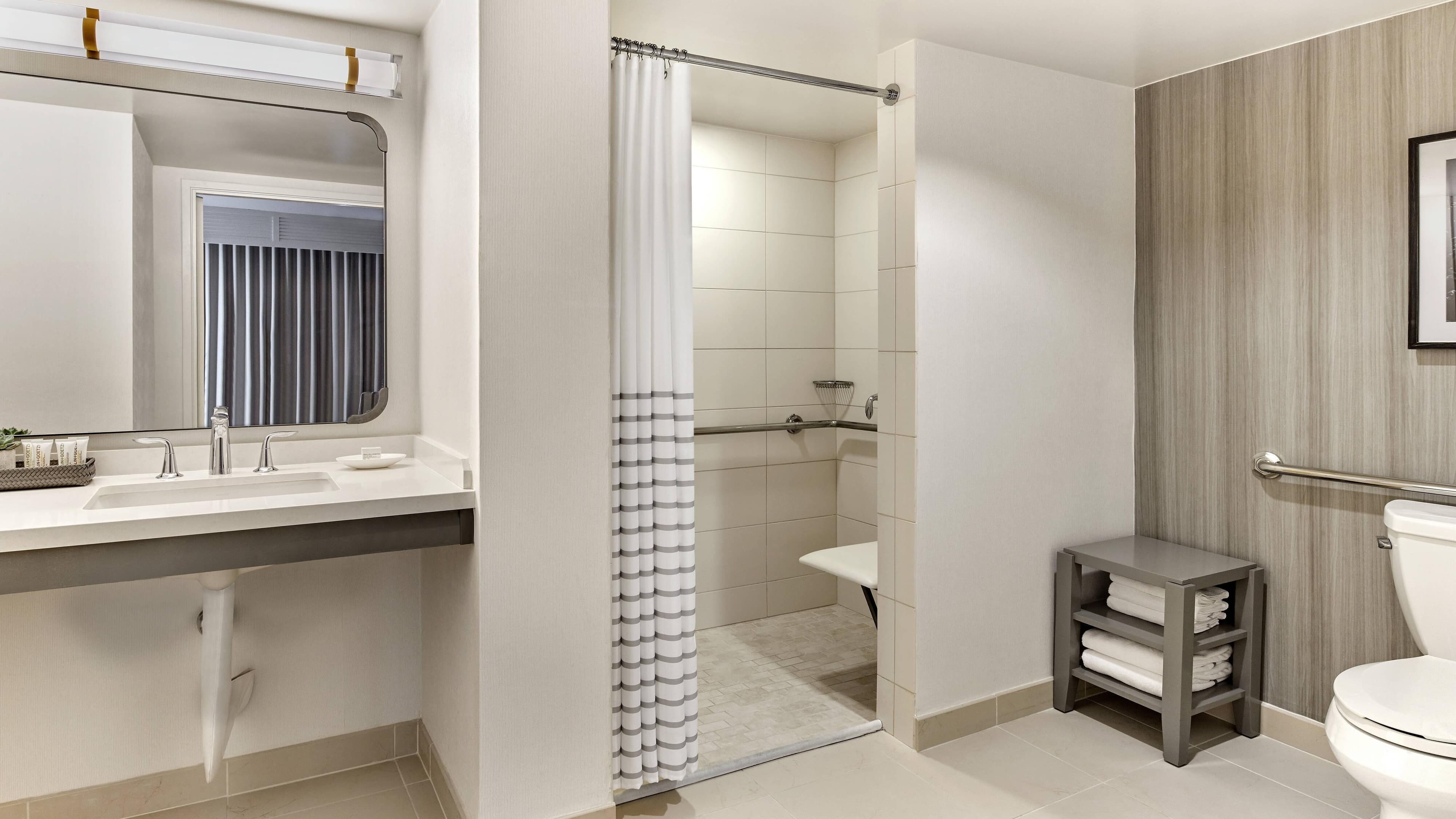 Holiday Inn & Suites Anaheim (1 Blk/Disneyland®) - Image 4