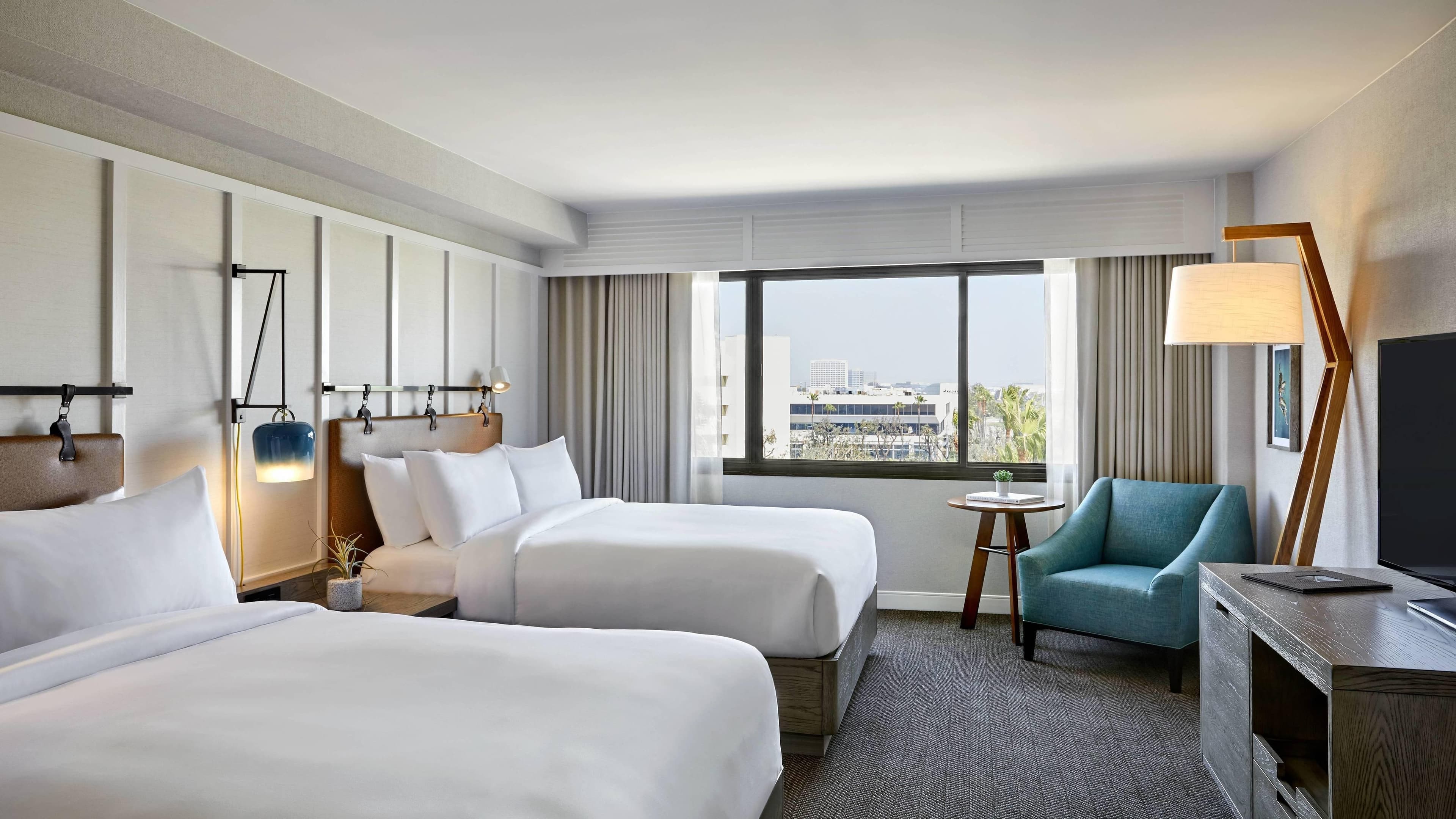 Holiday Inn & Suites Anaheim (1 Blk/Disneyland®) — 14