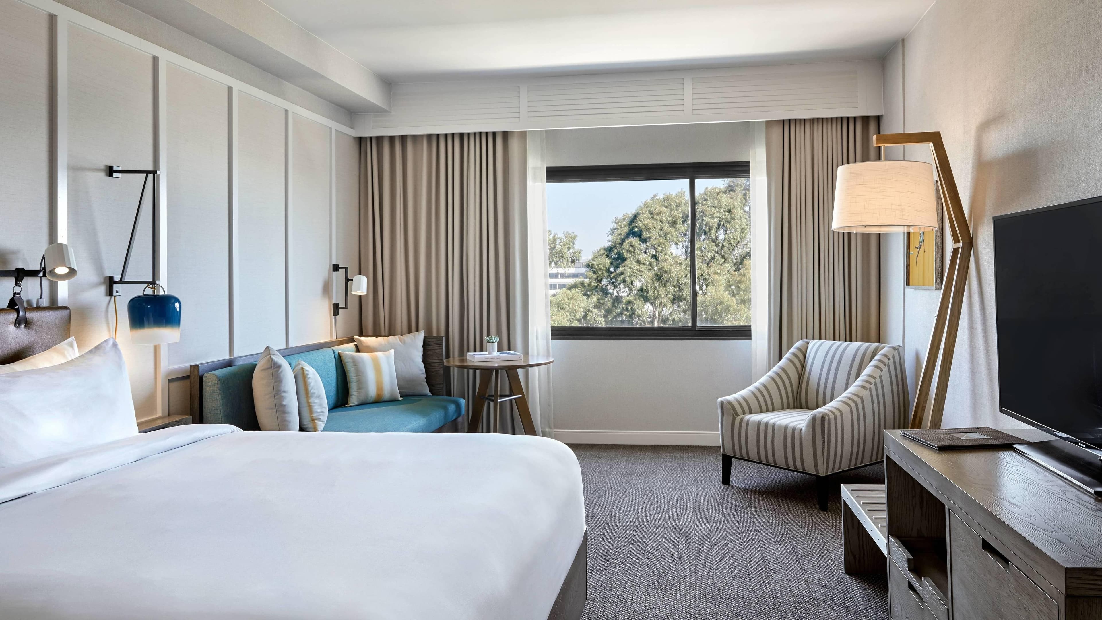 Holiday Inn & Suites Anaheim (1 Blk/Disneyland®) - Image 2