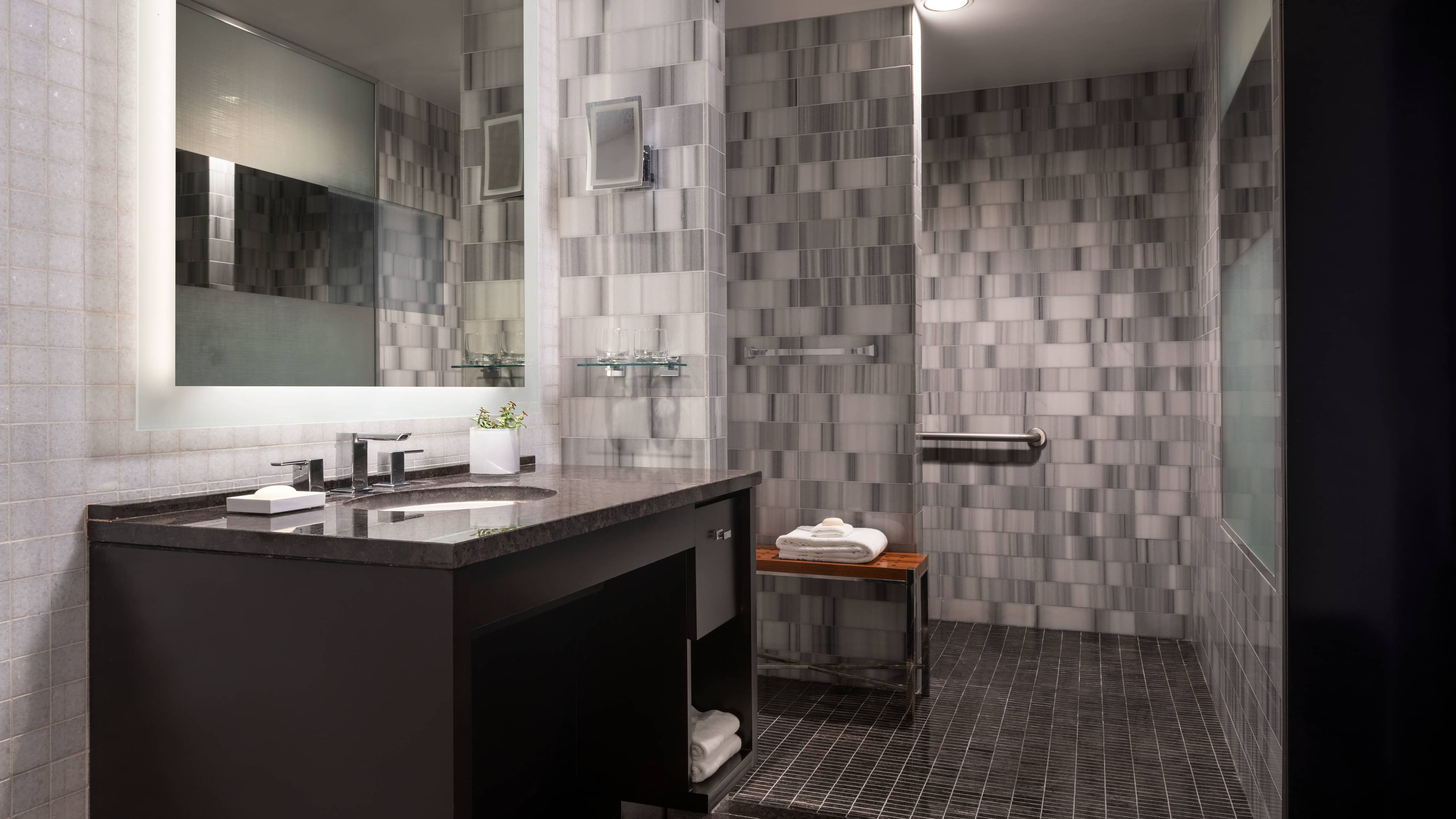 Deluxe Guest room - Image 6