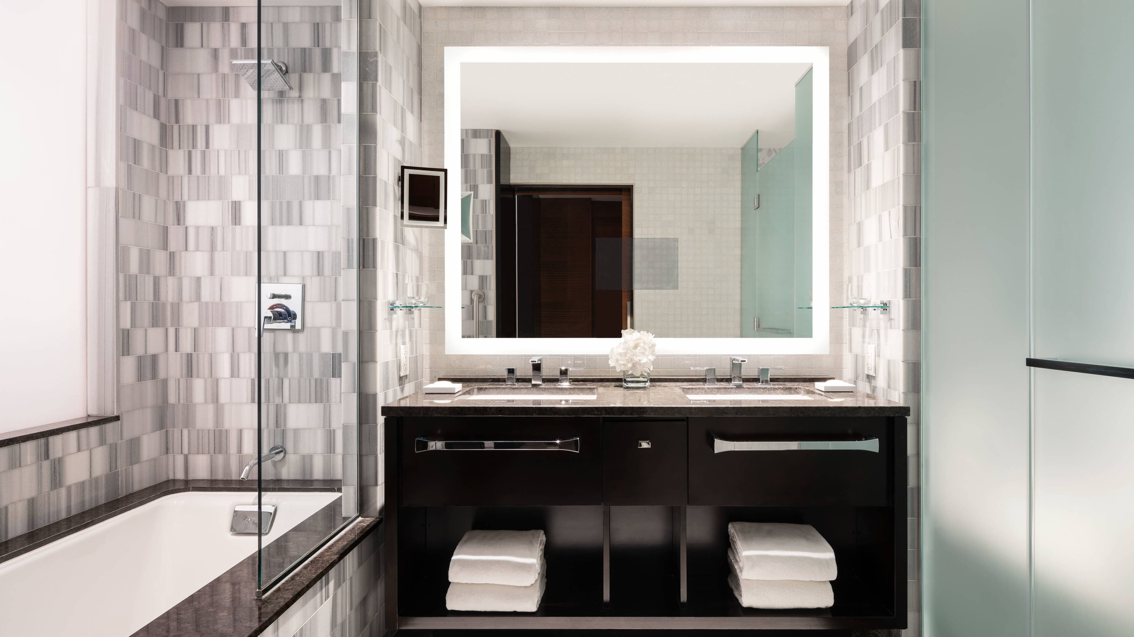 Deluxe Guest room - Image 5