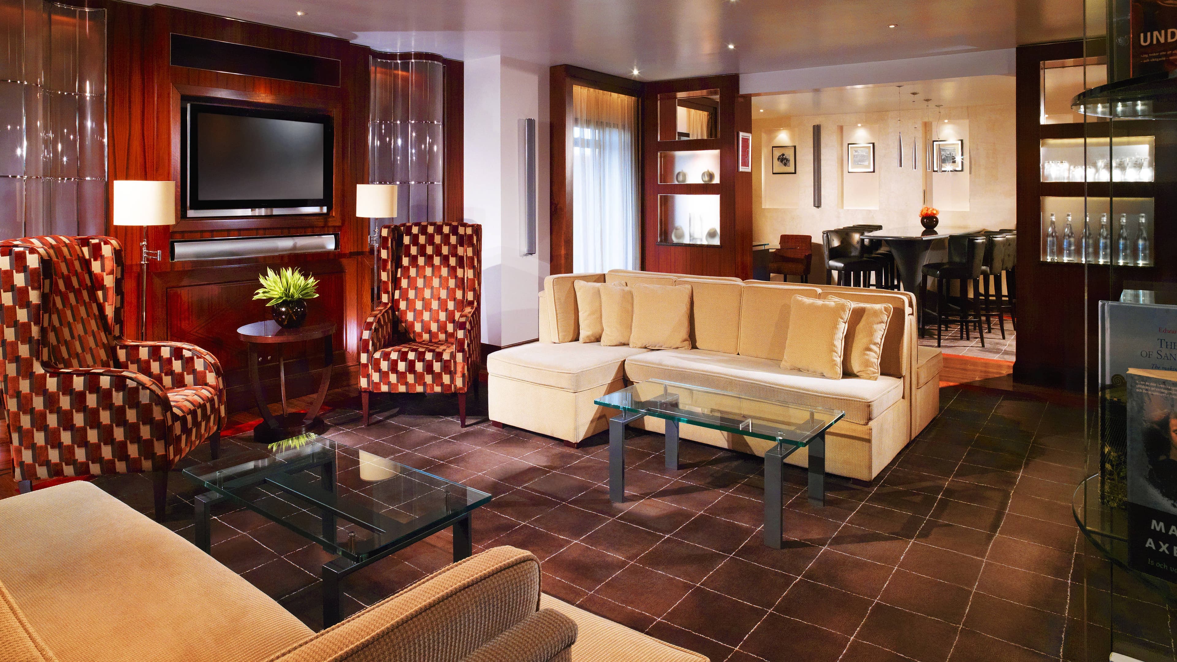 Club Room - Image 6
