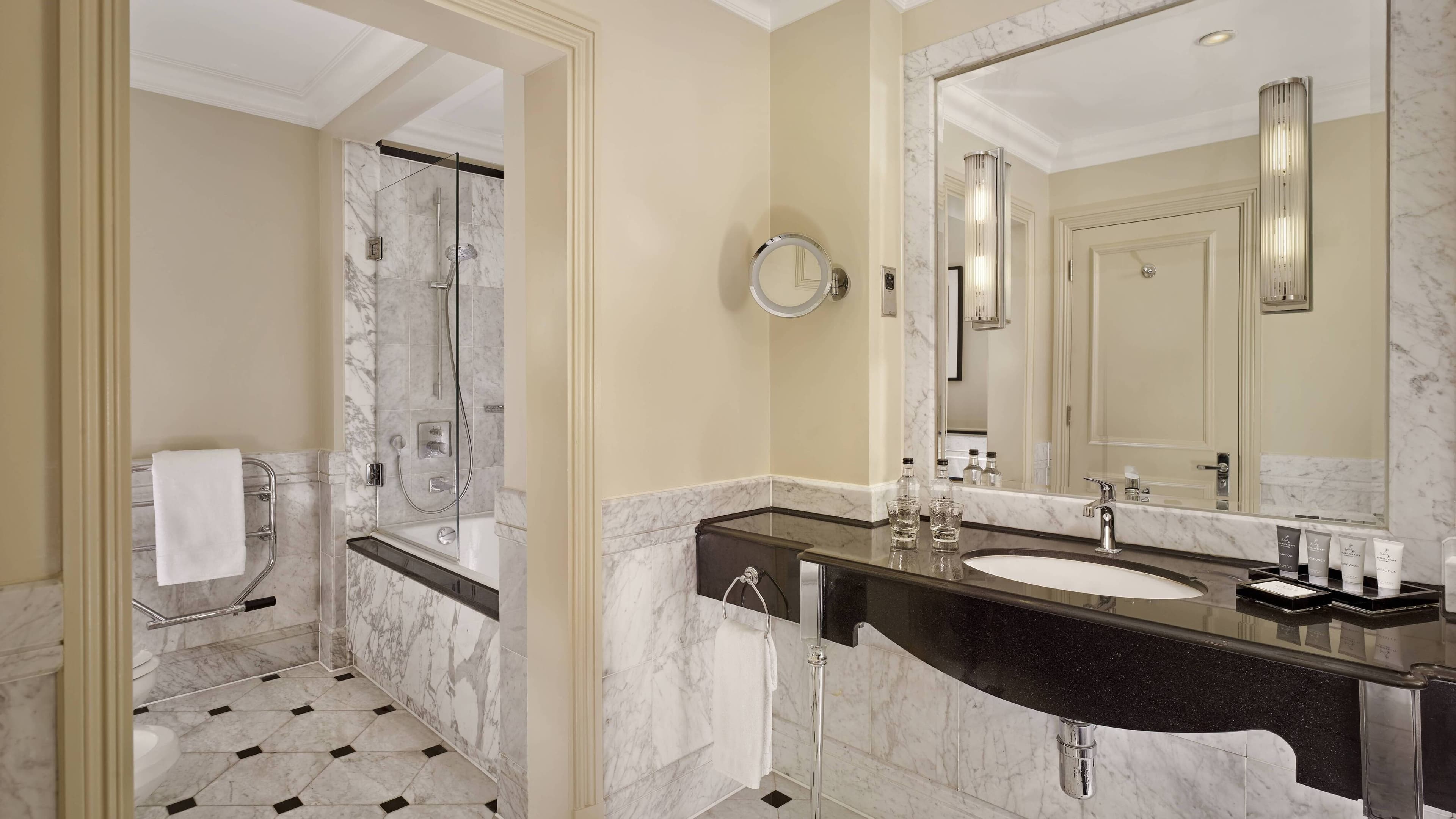 Deluxe Room - Image 4