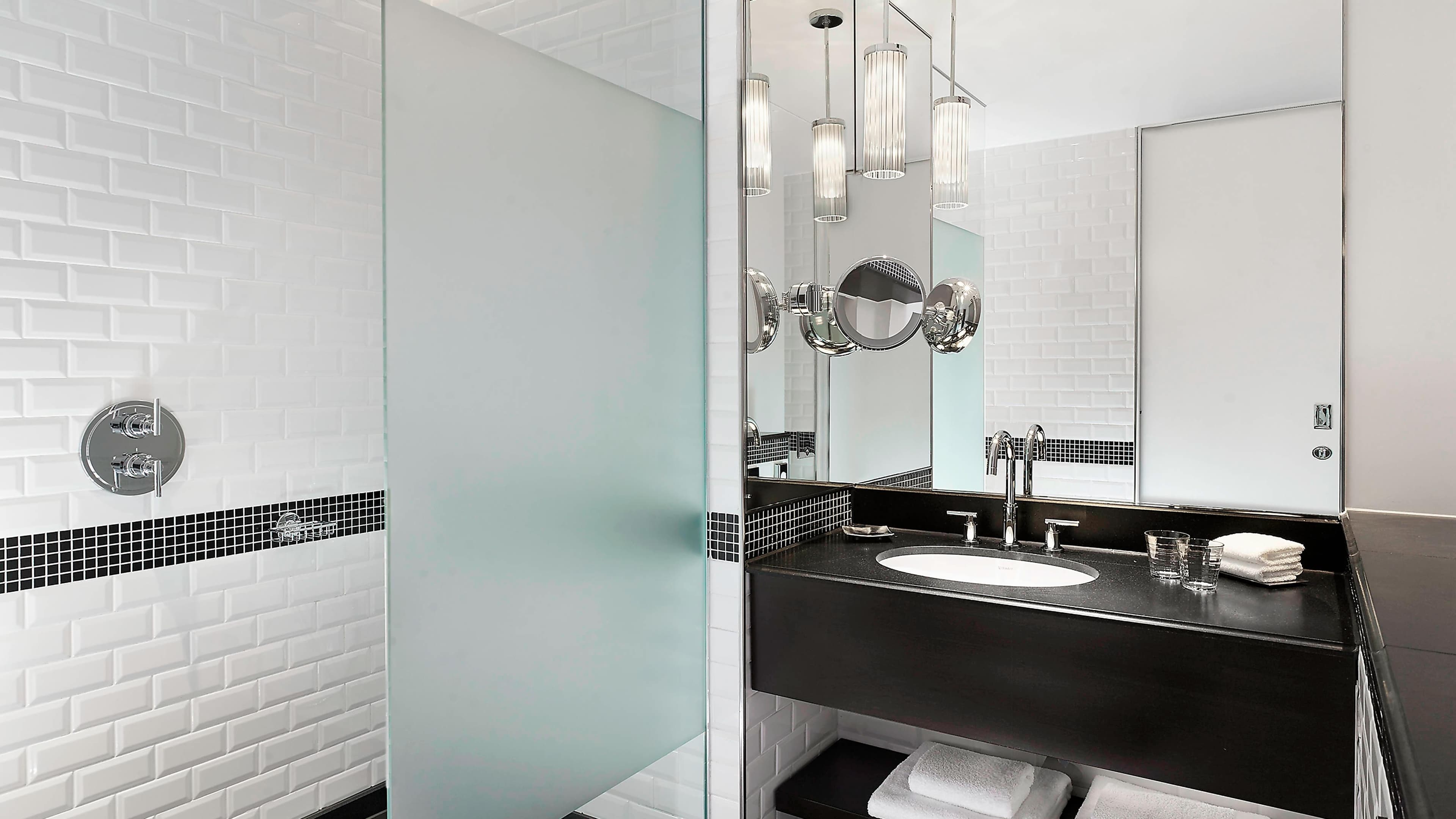 Deluxe Guest room - Image 6