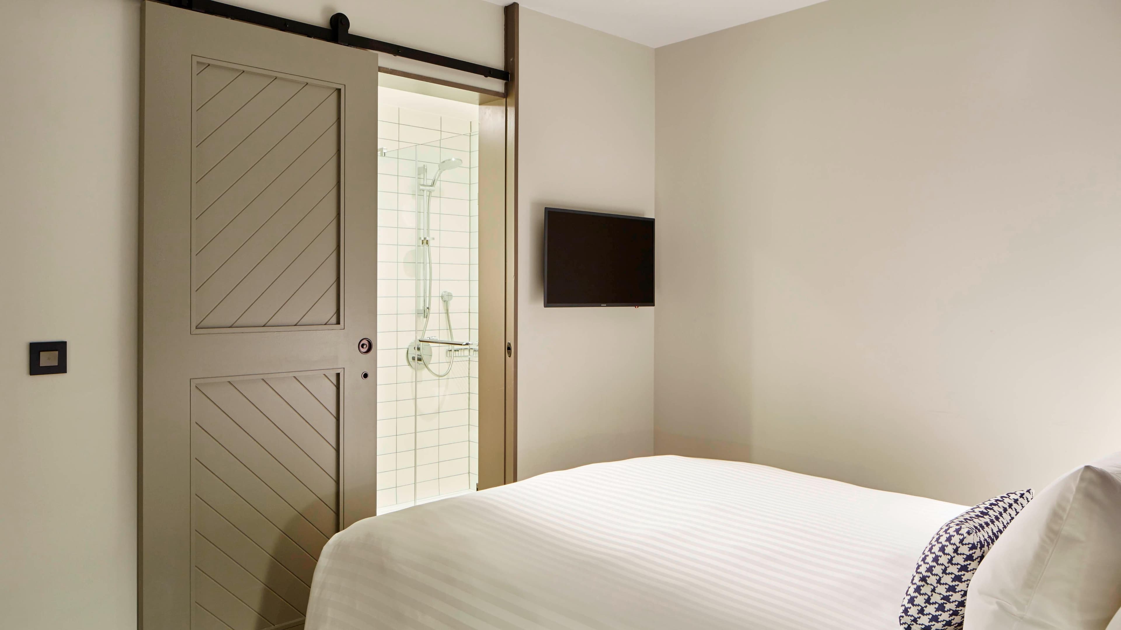 One Bedroom Open Plan - Image 4