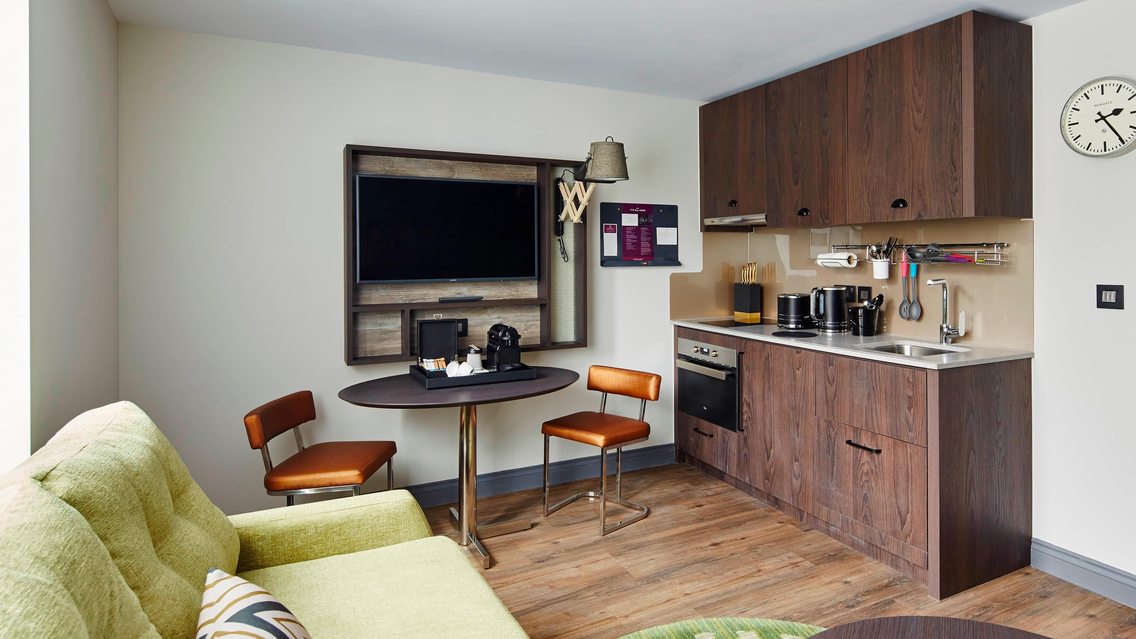 One Bedroom Open Plan - Image 4