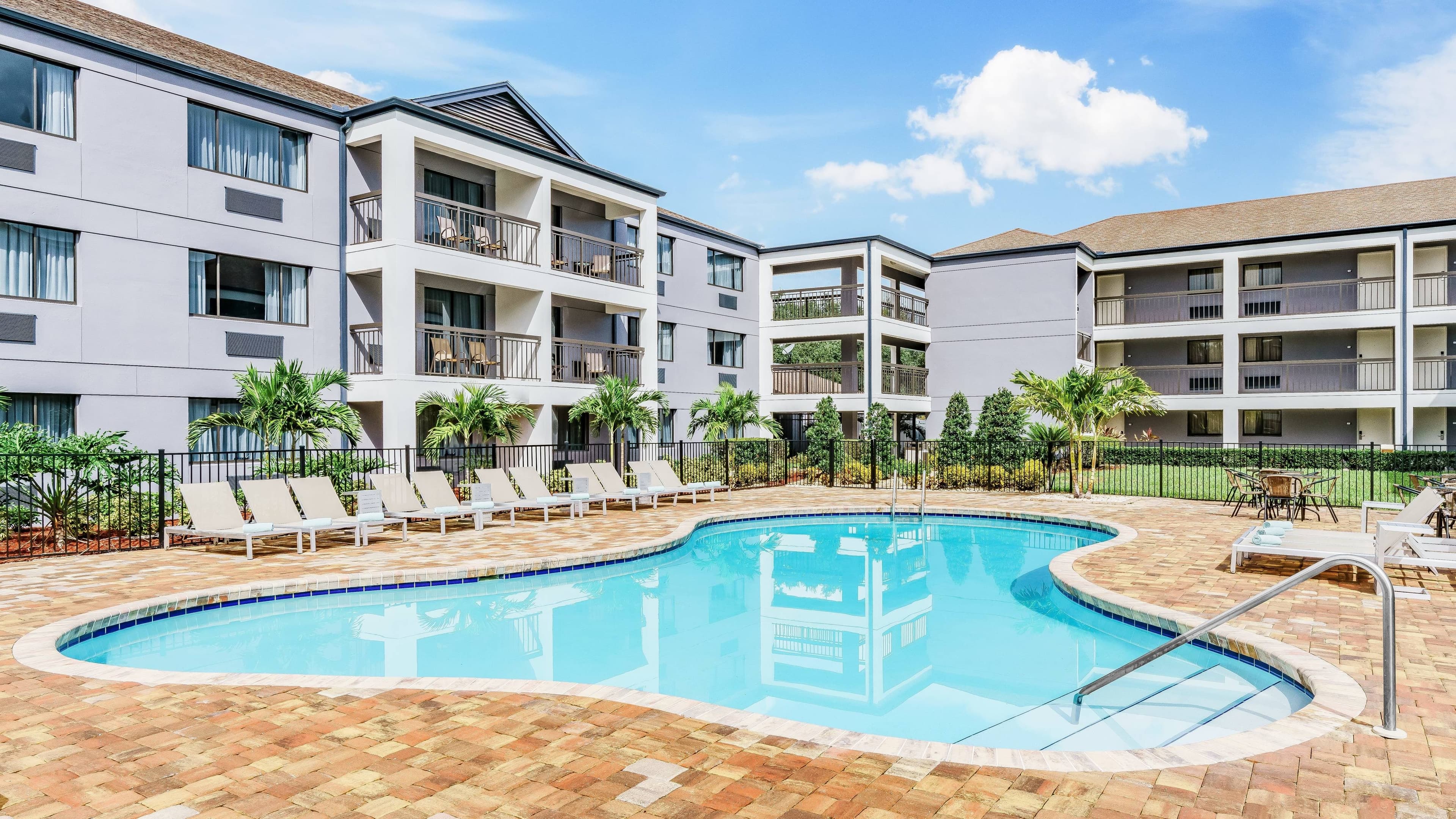 2 QN Beds Pool View Patio - Image 3