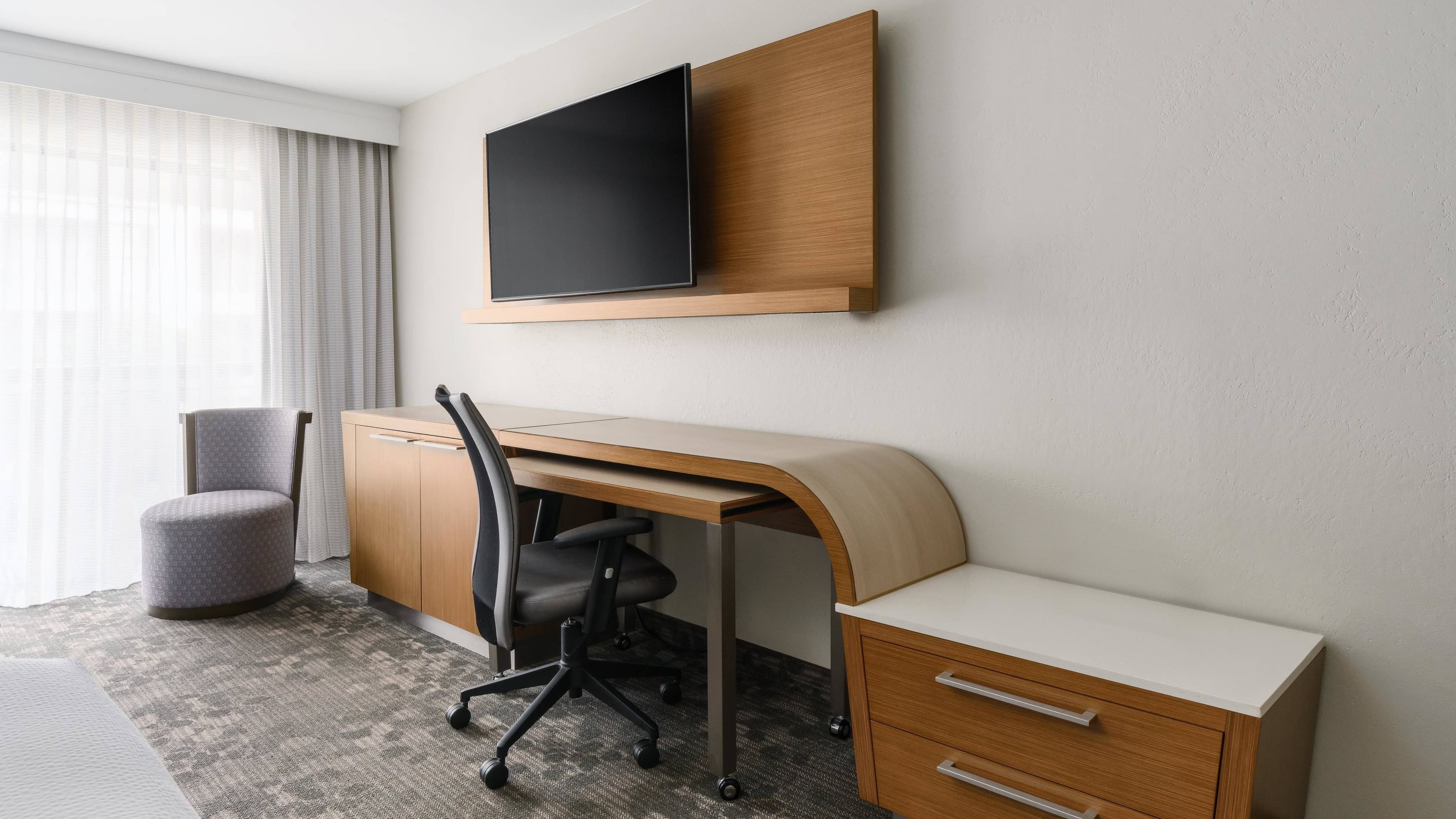 2 QN Beds Pool View Patio - Image 2