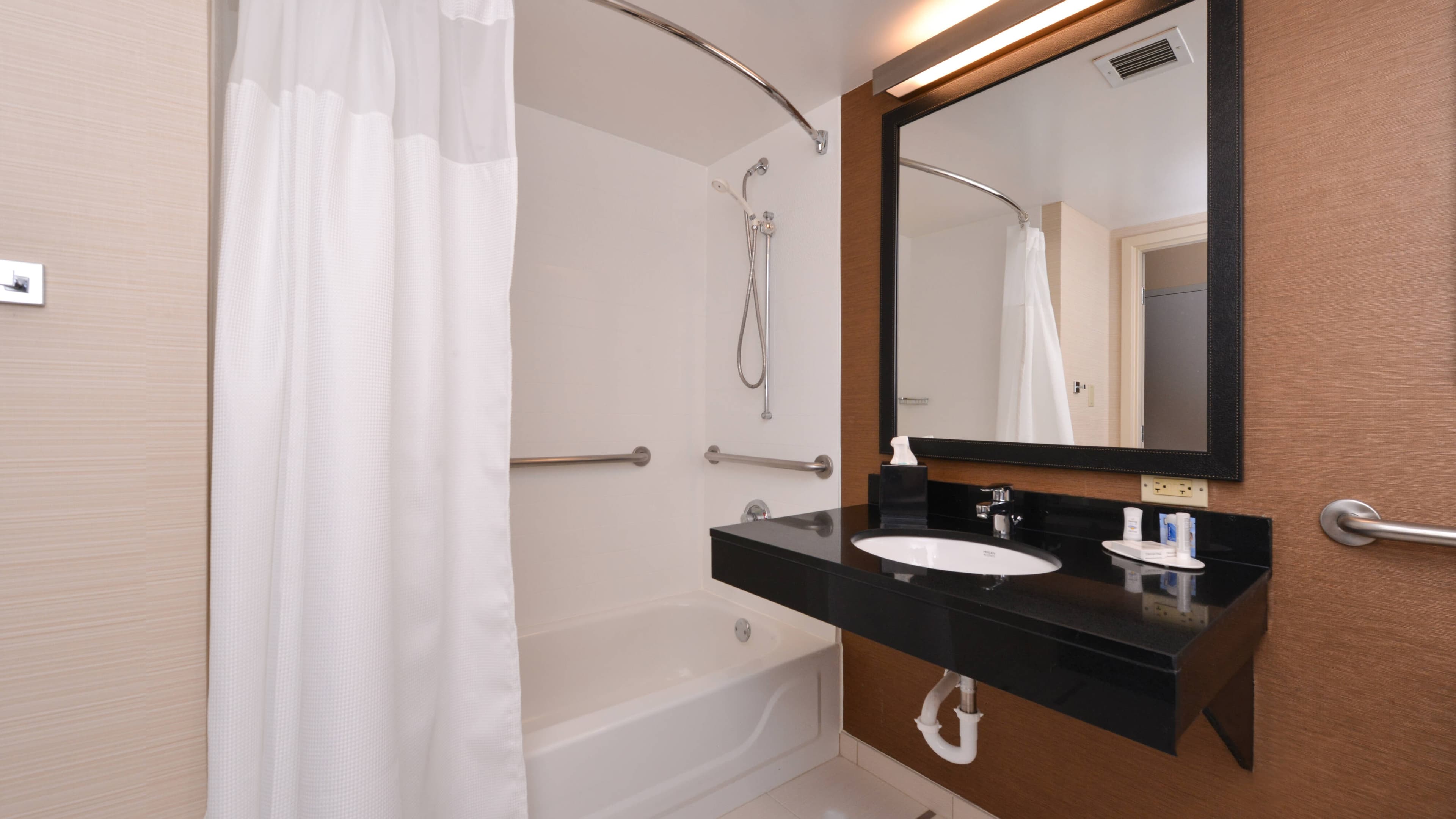 Single King Room - Image 4