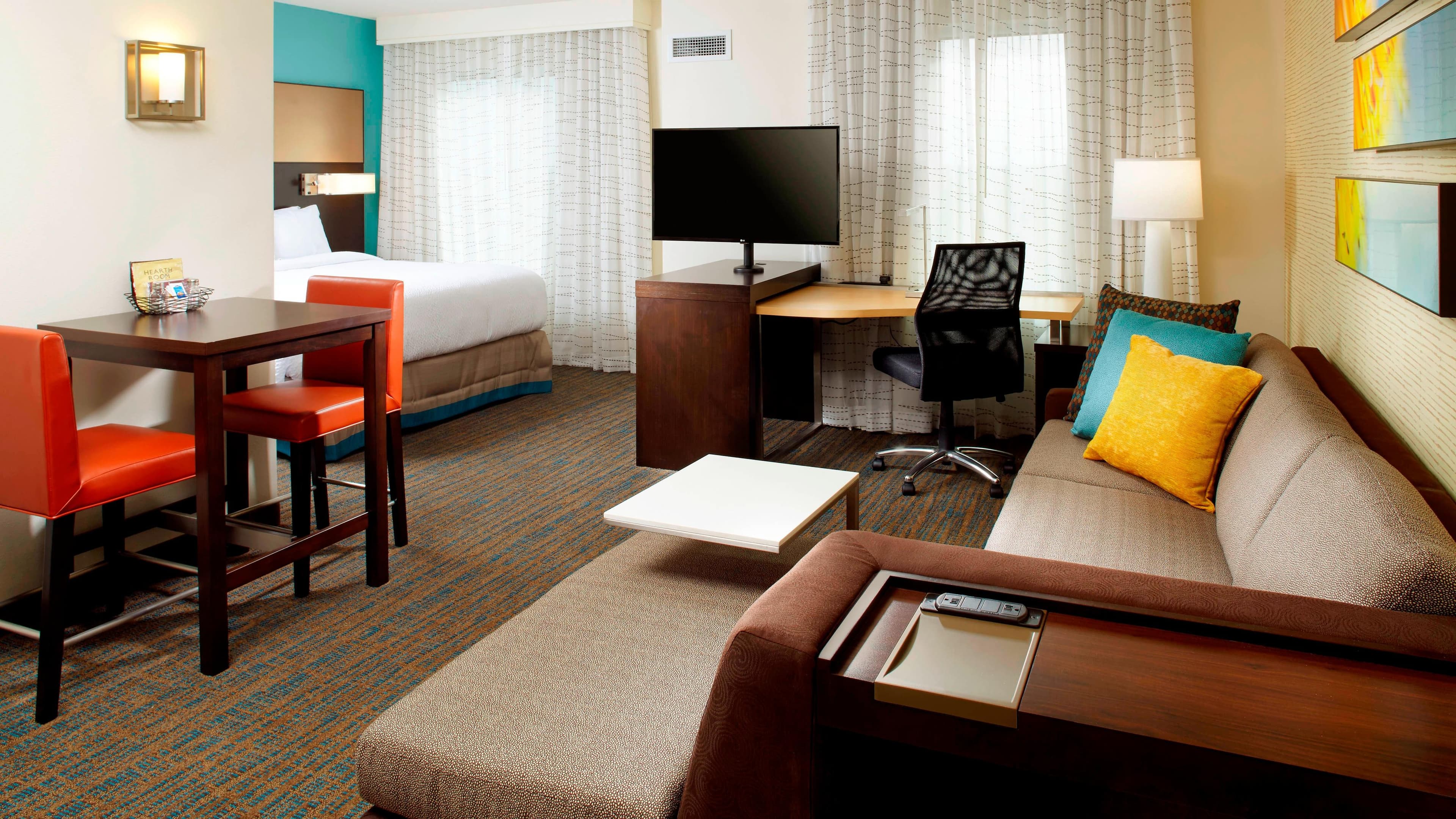 Holiday Inn Express & Suites Orlando Southeast — 10