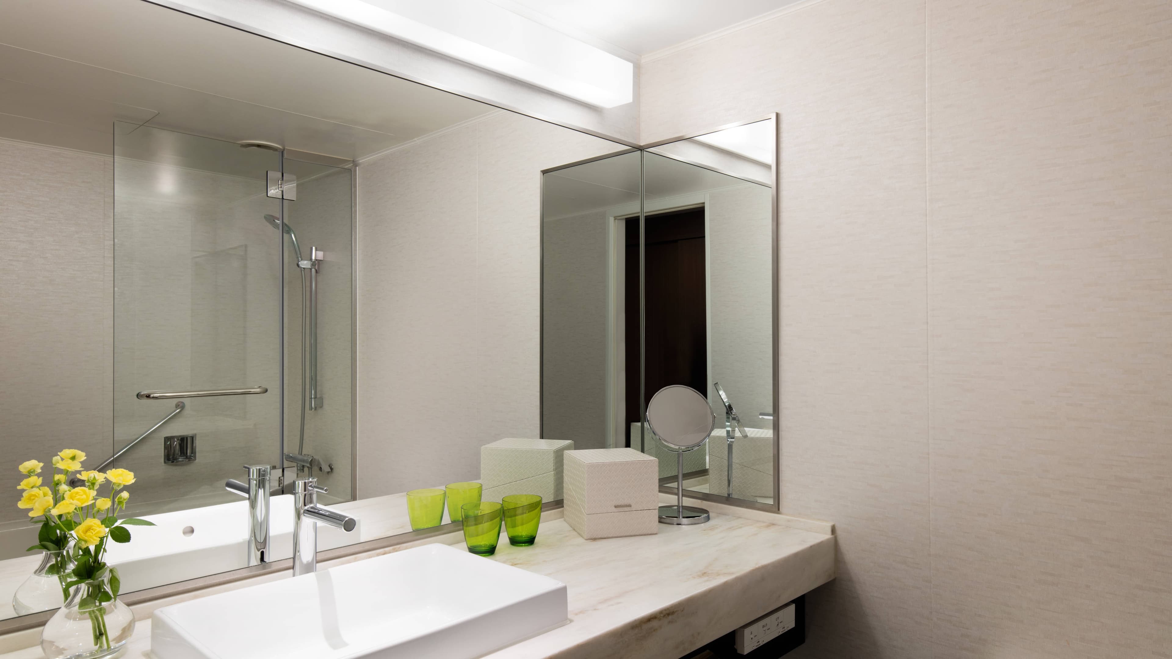 Superior Twin Room - Image 5