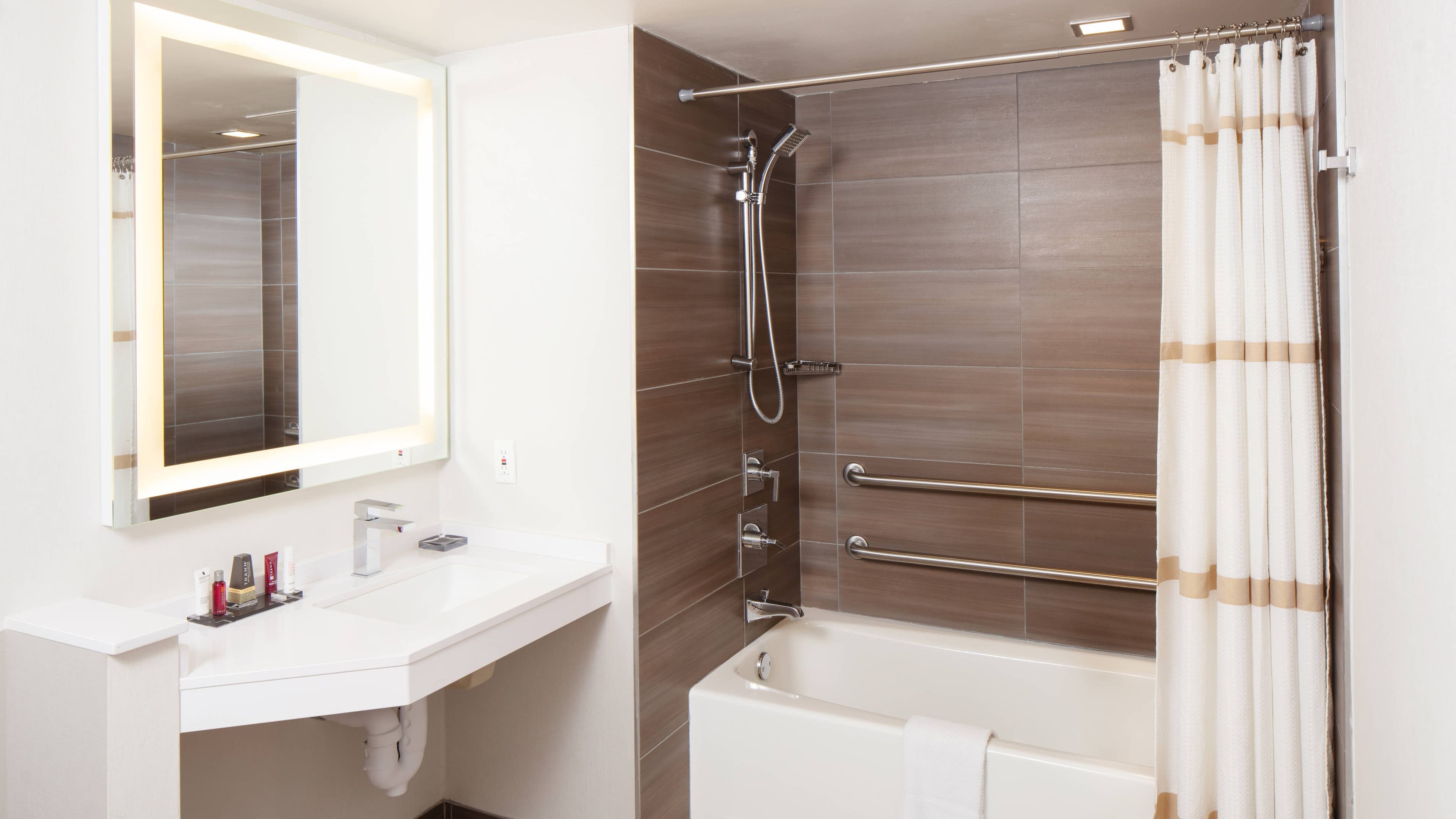 Holiday Inn Express & Suites Minneapolis – West End — 8