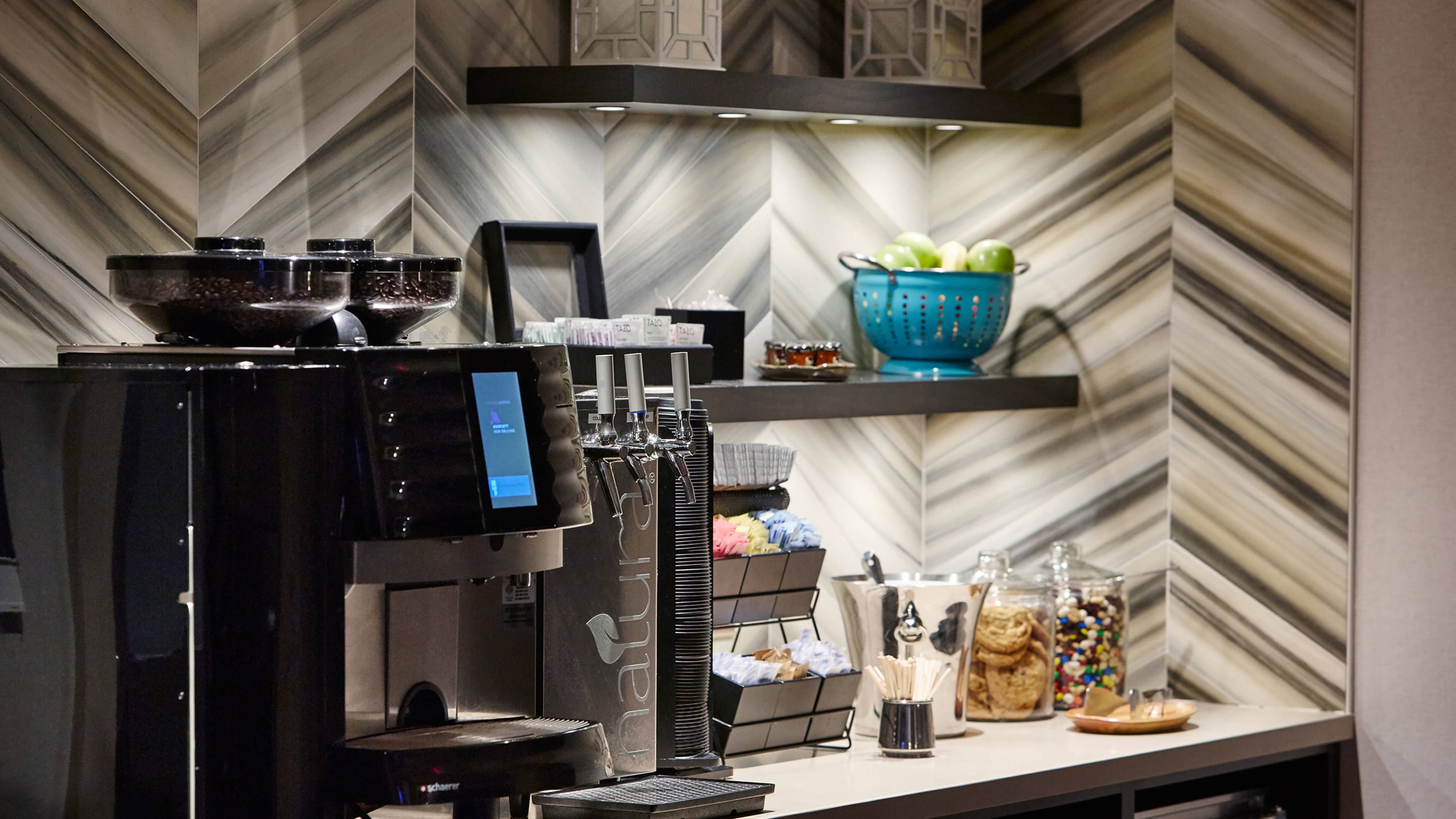 M Club lounge access - Image 16