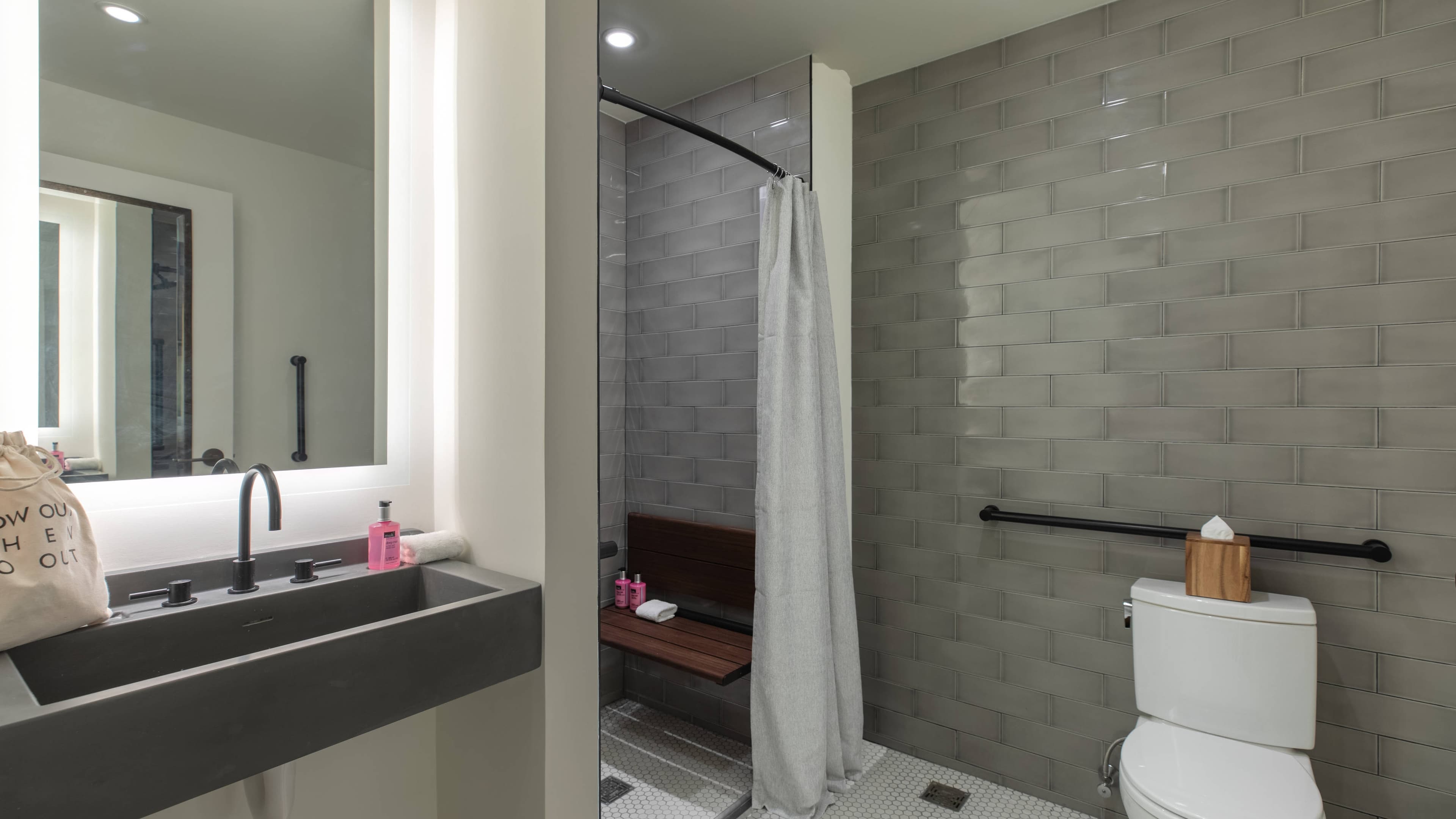 1 Queen High Floor - Image 6