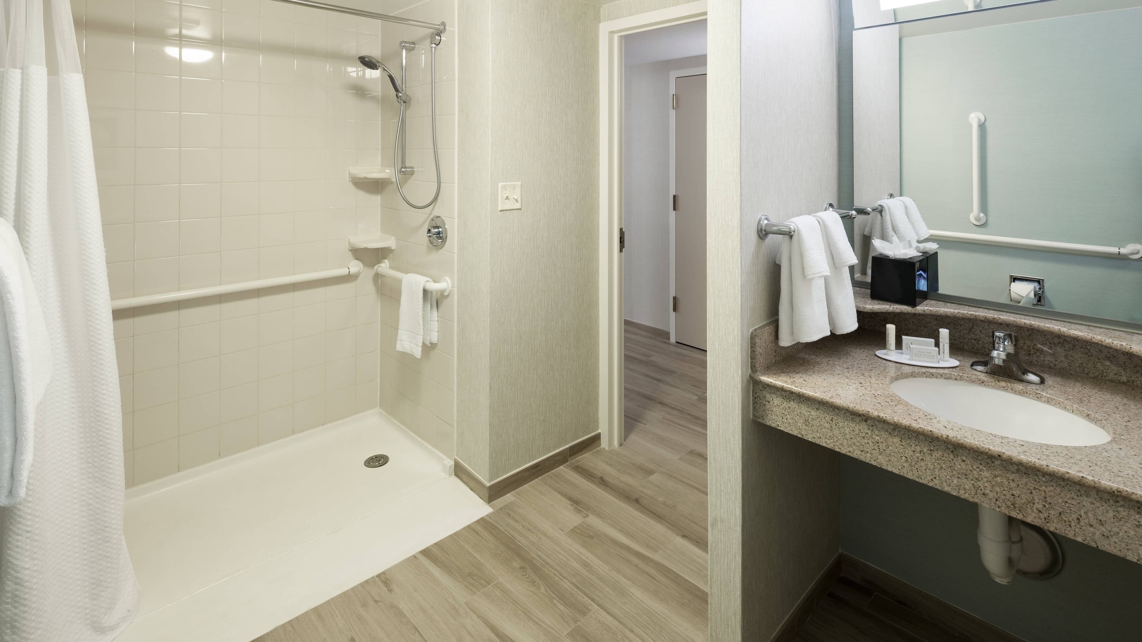 Deluxe Guest room - Image 9