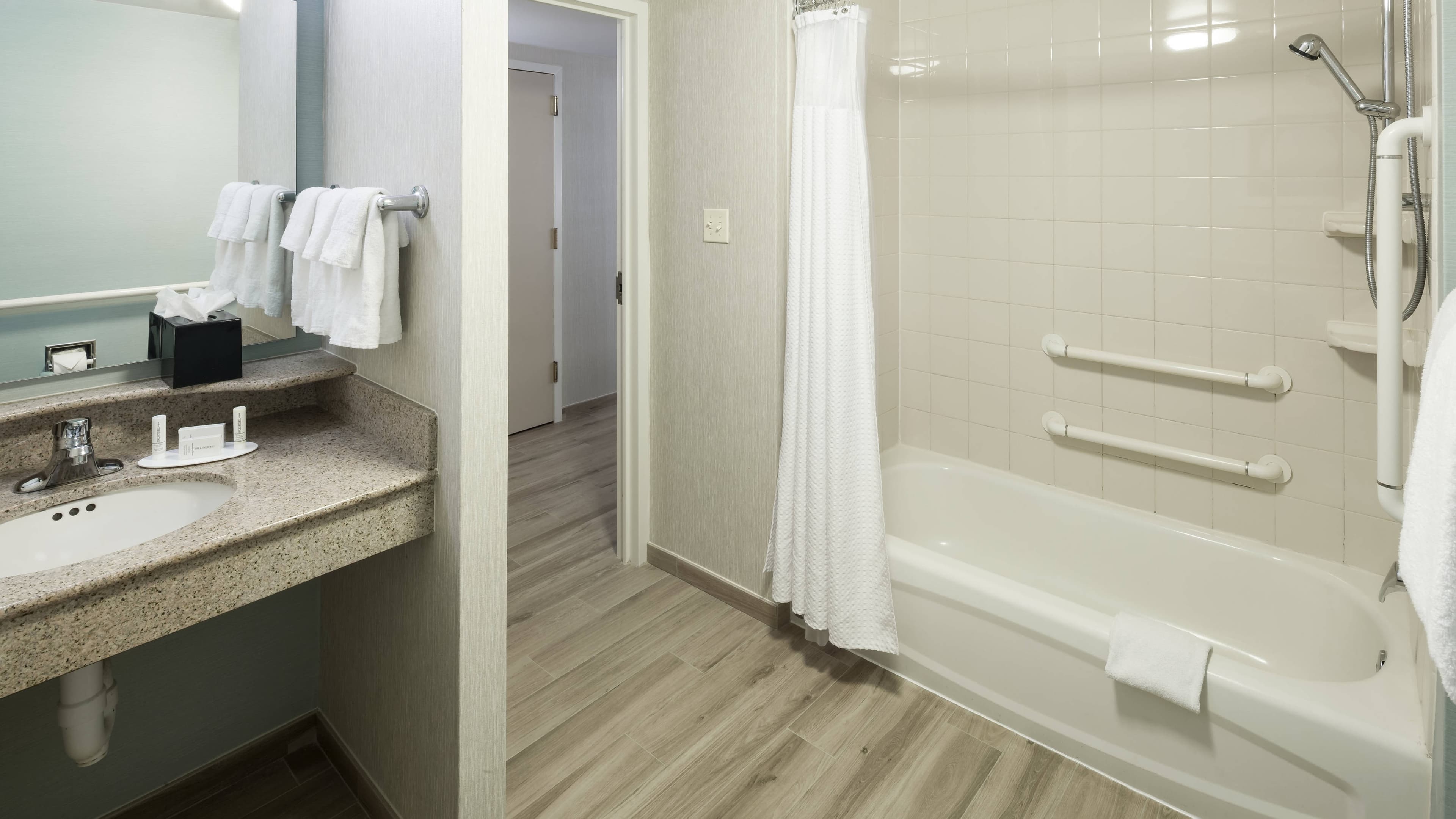 Deluxe Guest room - Image 10