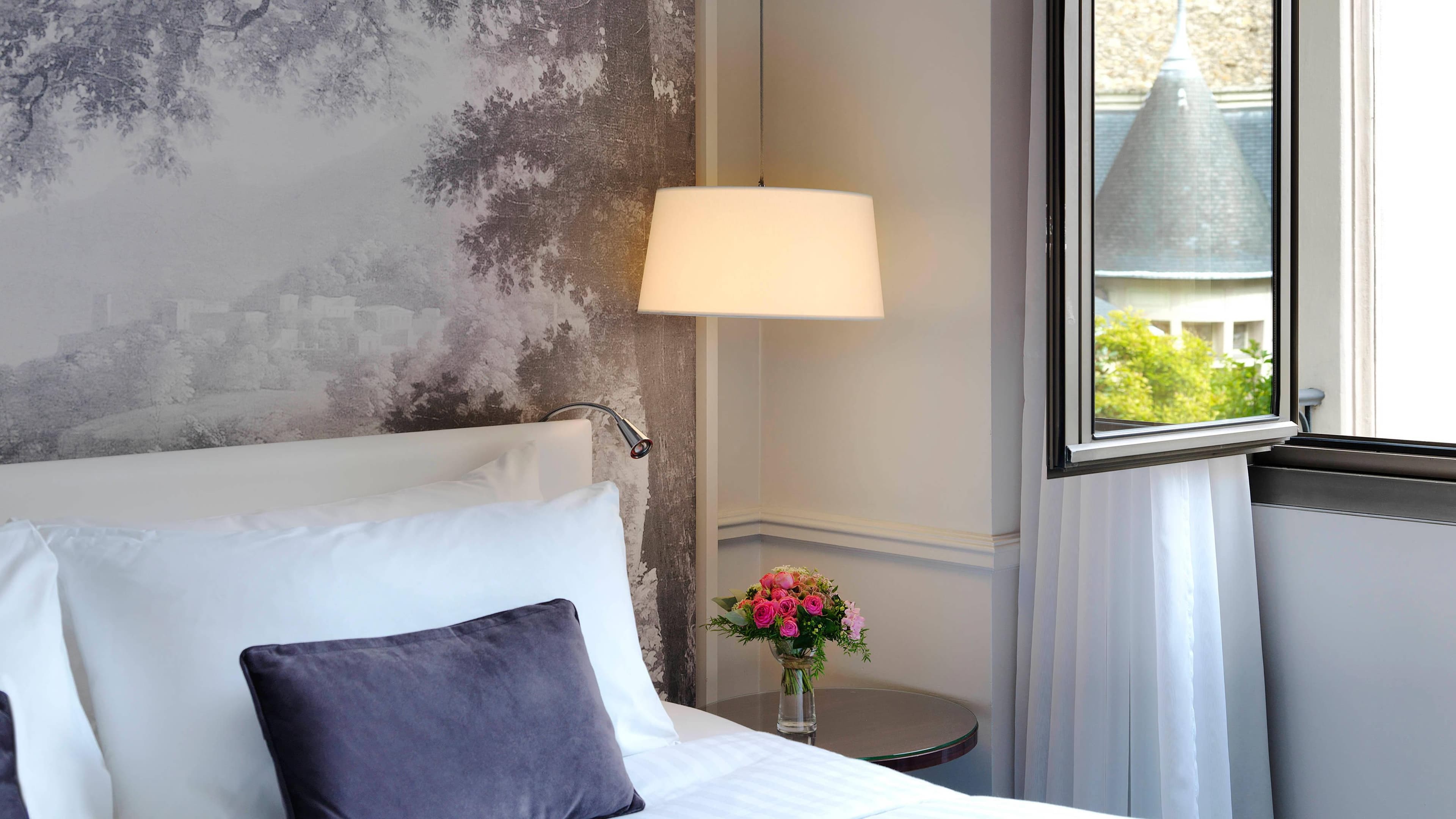 Renaissance Paris Nobel Tour Eiffel Hotel - Image 3