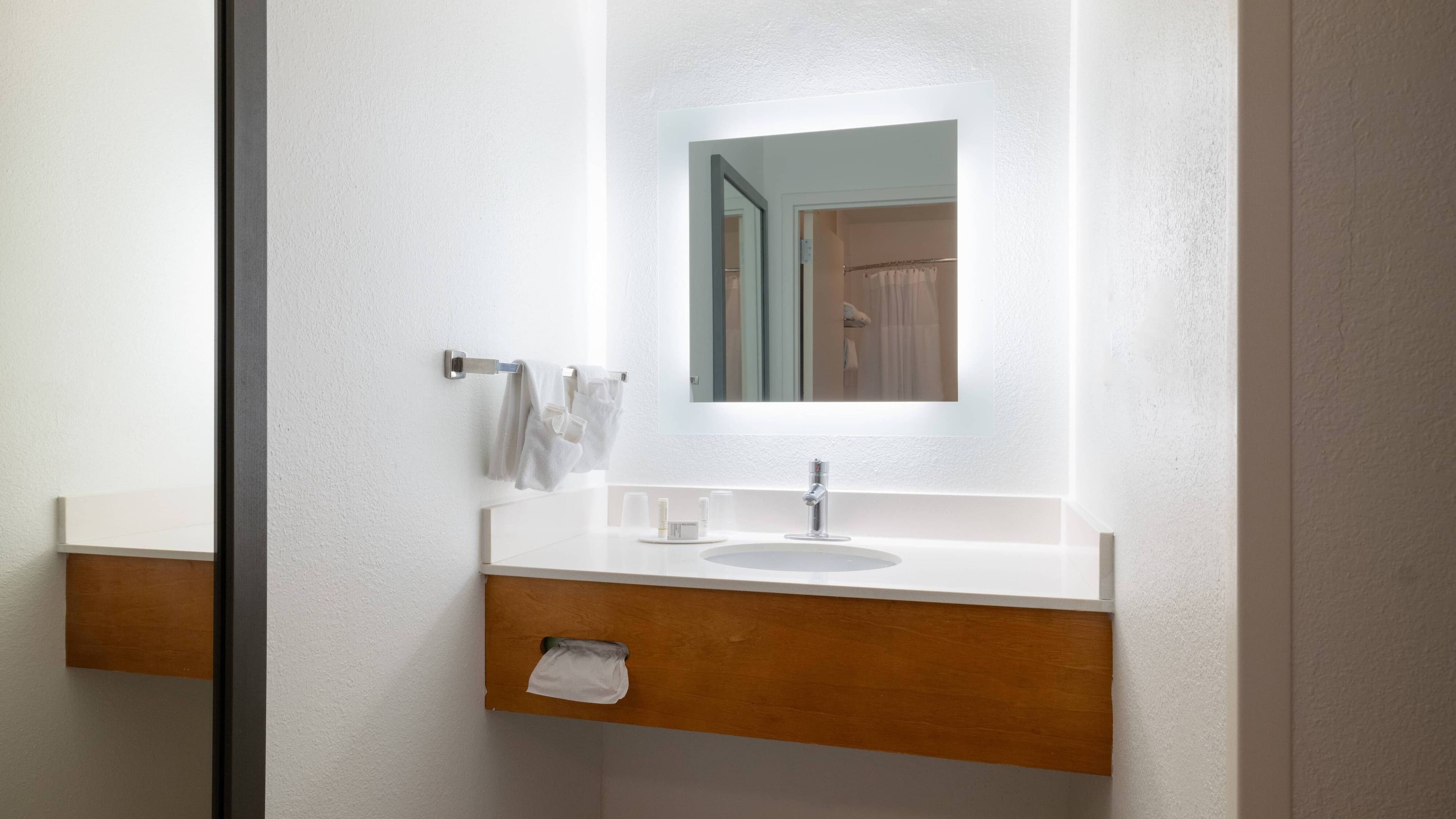 Suite with 1 King Bed - Image 7