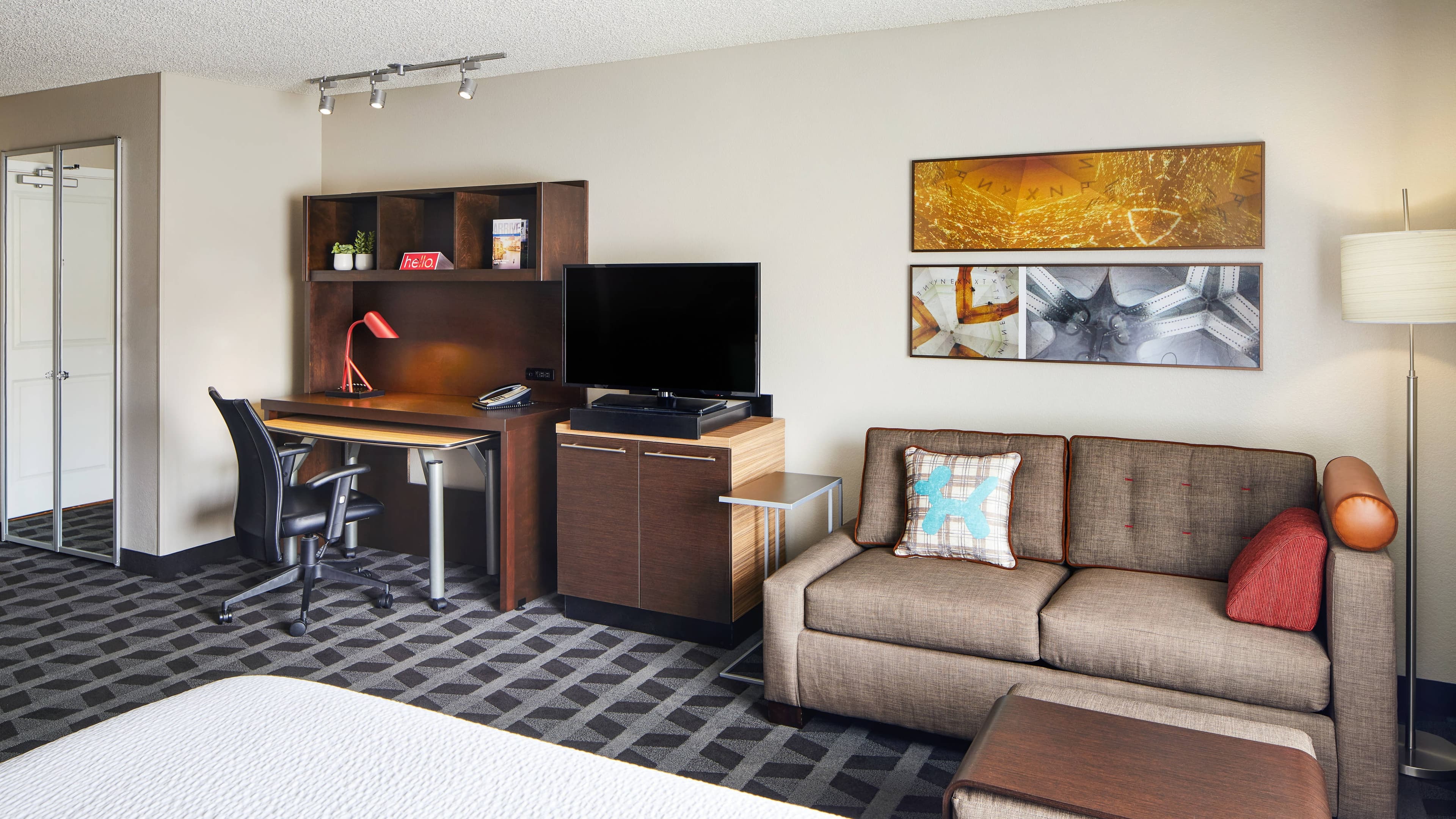 Holiday Inn Express & Suites Phoenix-Tempe — 10