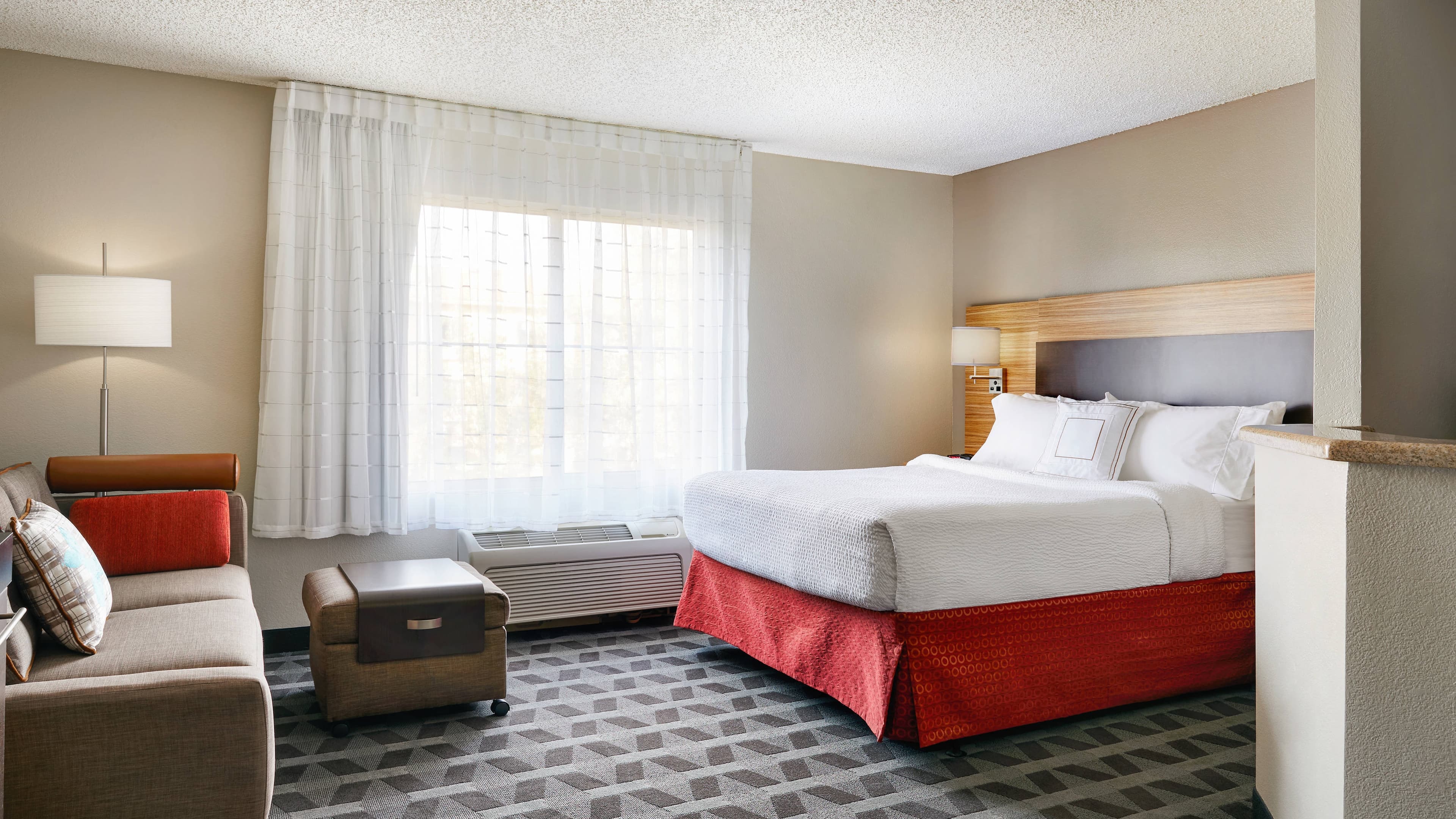 Holiday Inn Express & Suites Phoenix-Tempe — 9