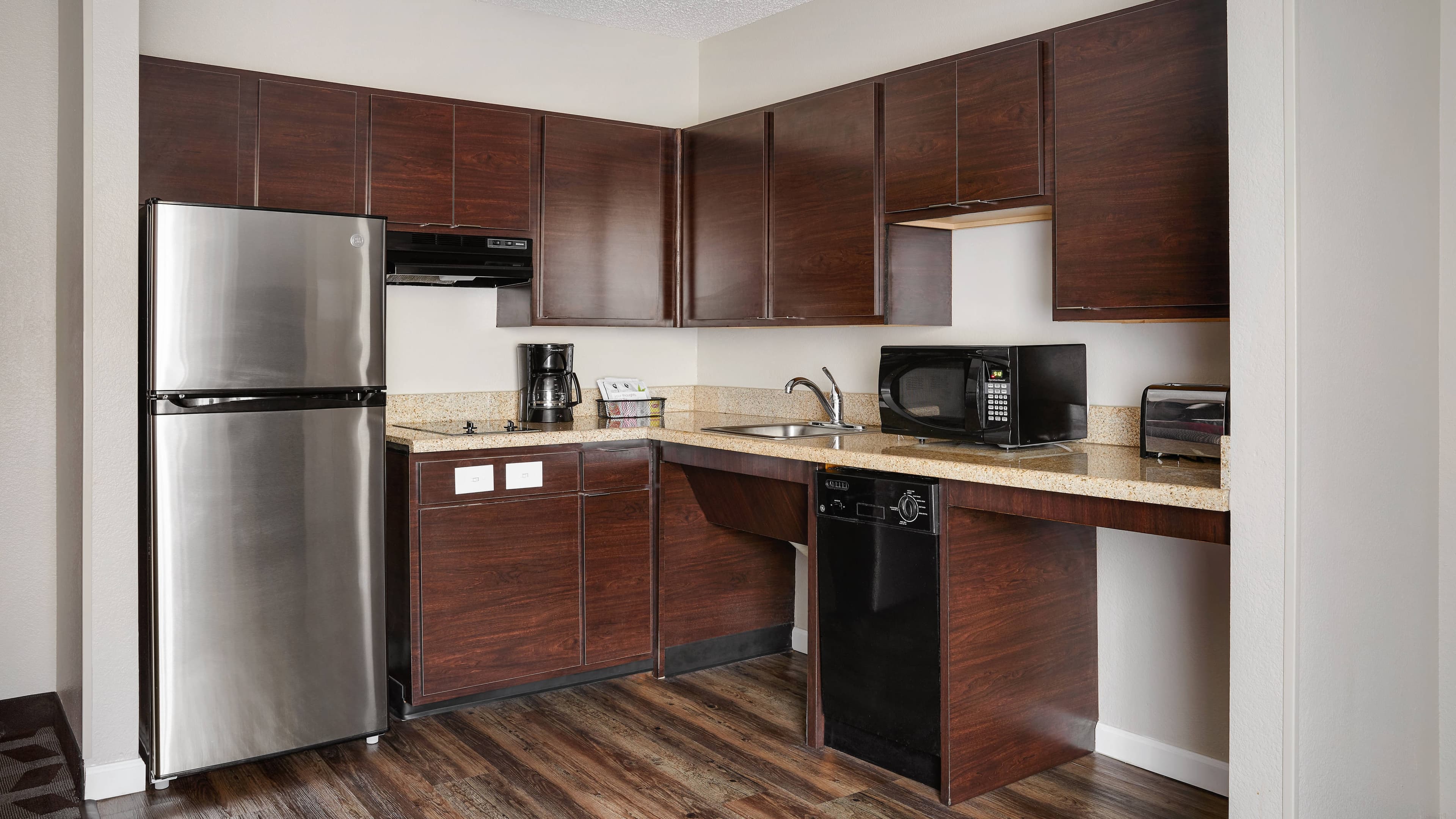 Holiday Inn Express & Suites Phoenix-Tempe — 12
