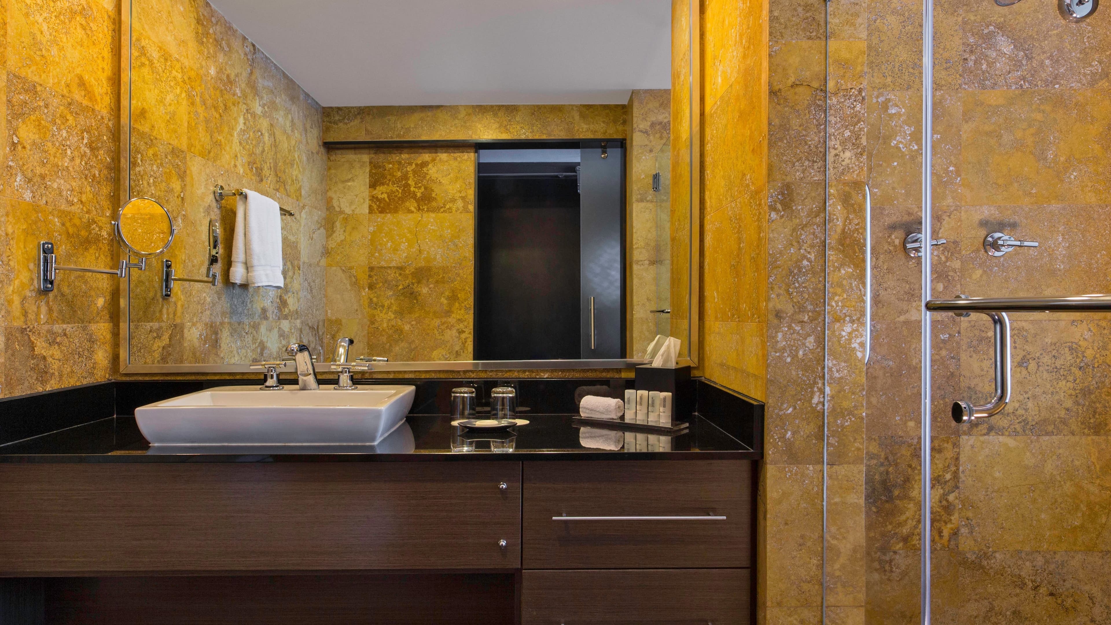 Deluxe Guest room - Image 5