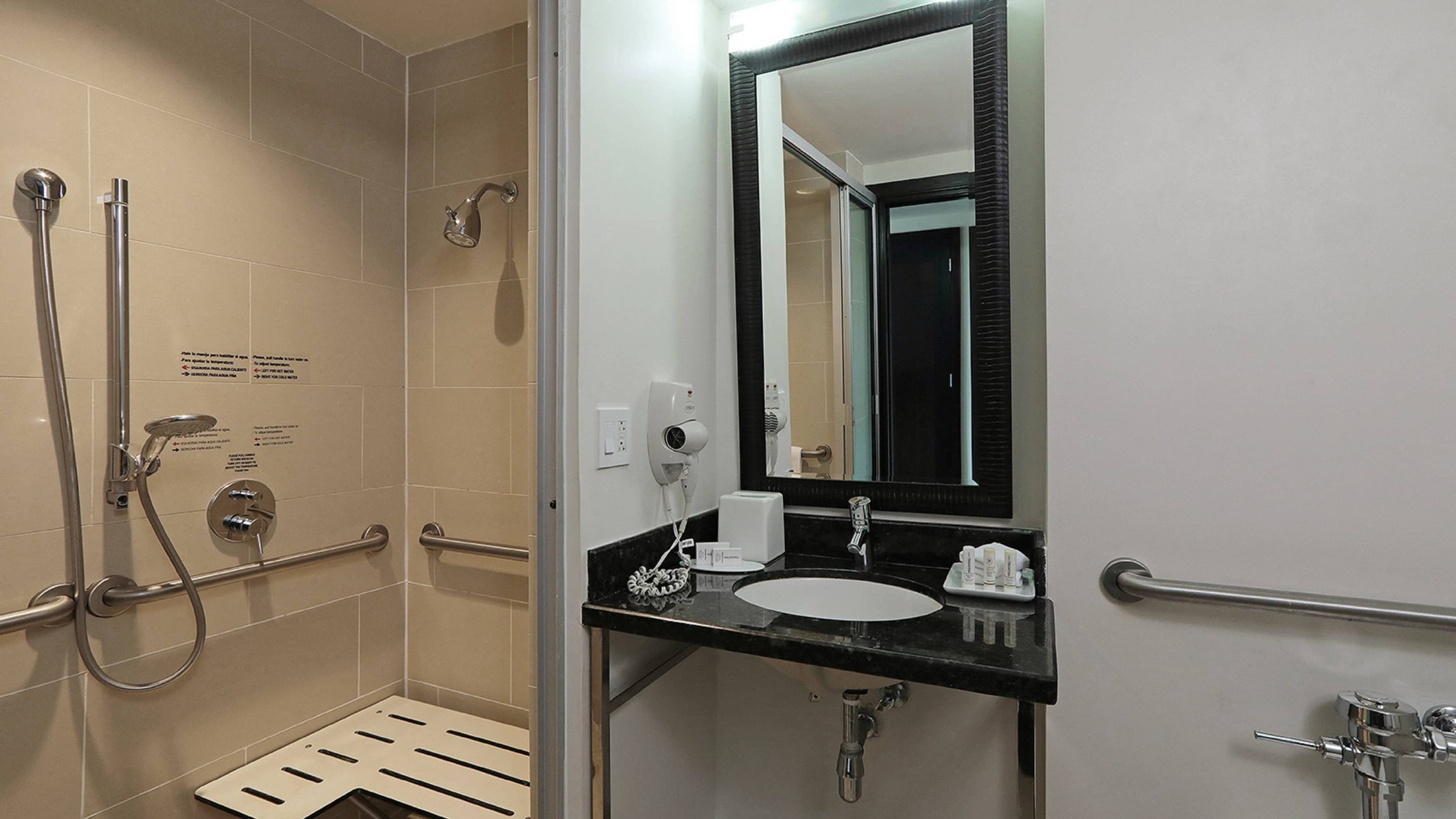 Courtyard Panama Metromall — 12