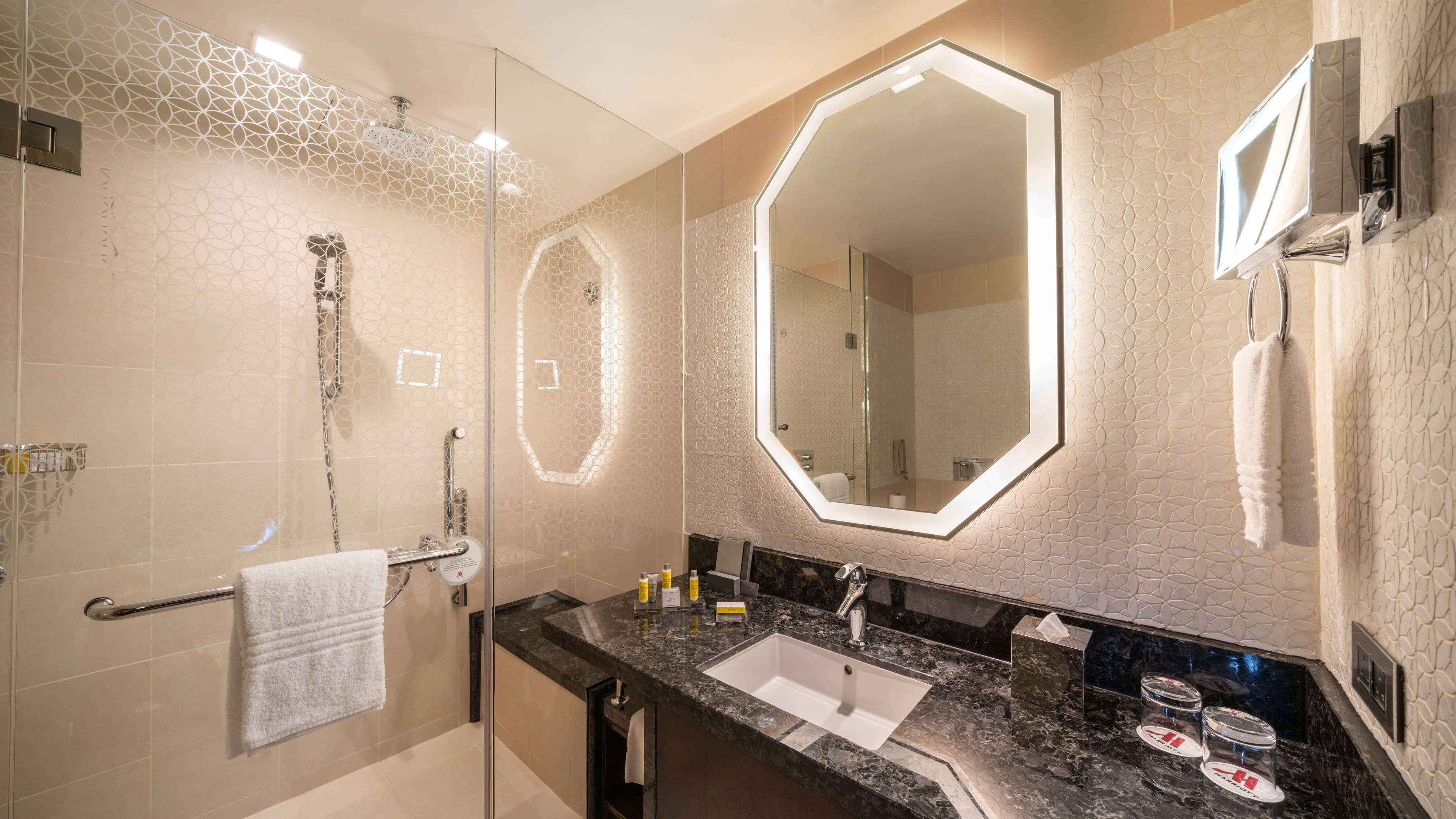 Deluxe Guest room - Image 4