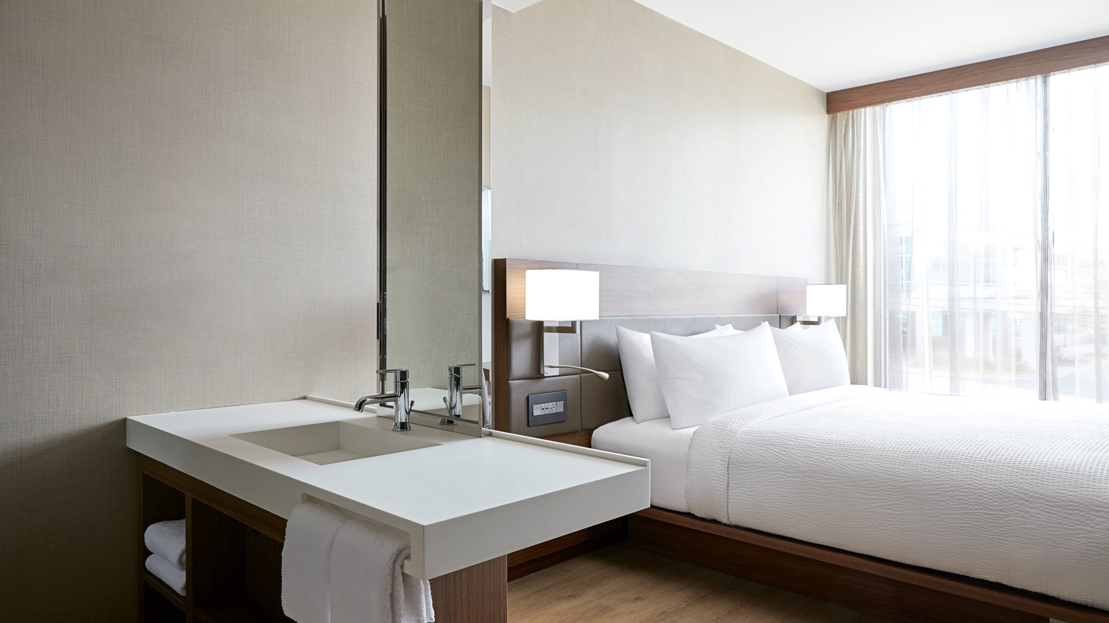 King with in room vanity - Image 1