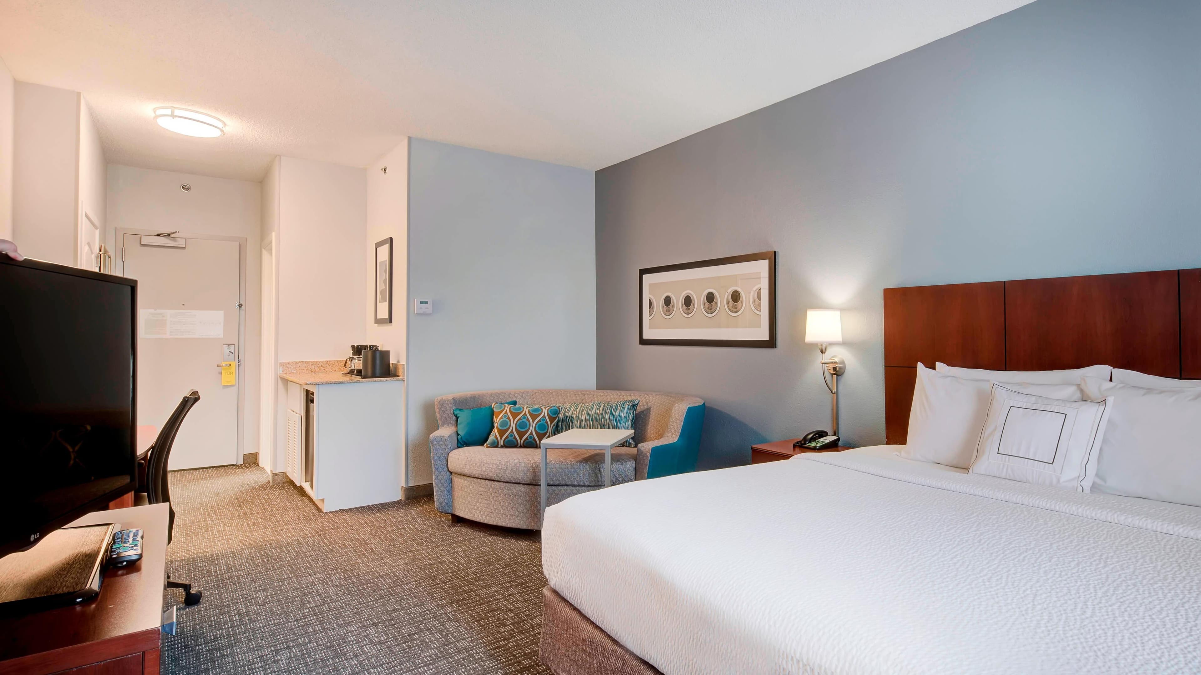 Holiday Inn & Suites Raleigh-Cary (I-40 @Walnut St) - Image 4