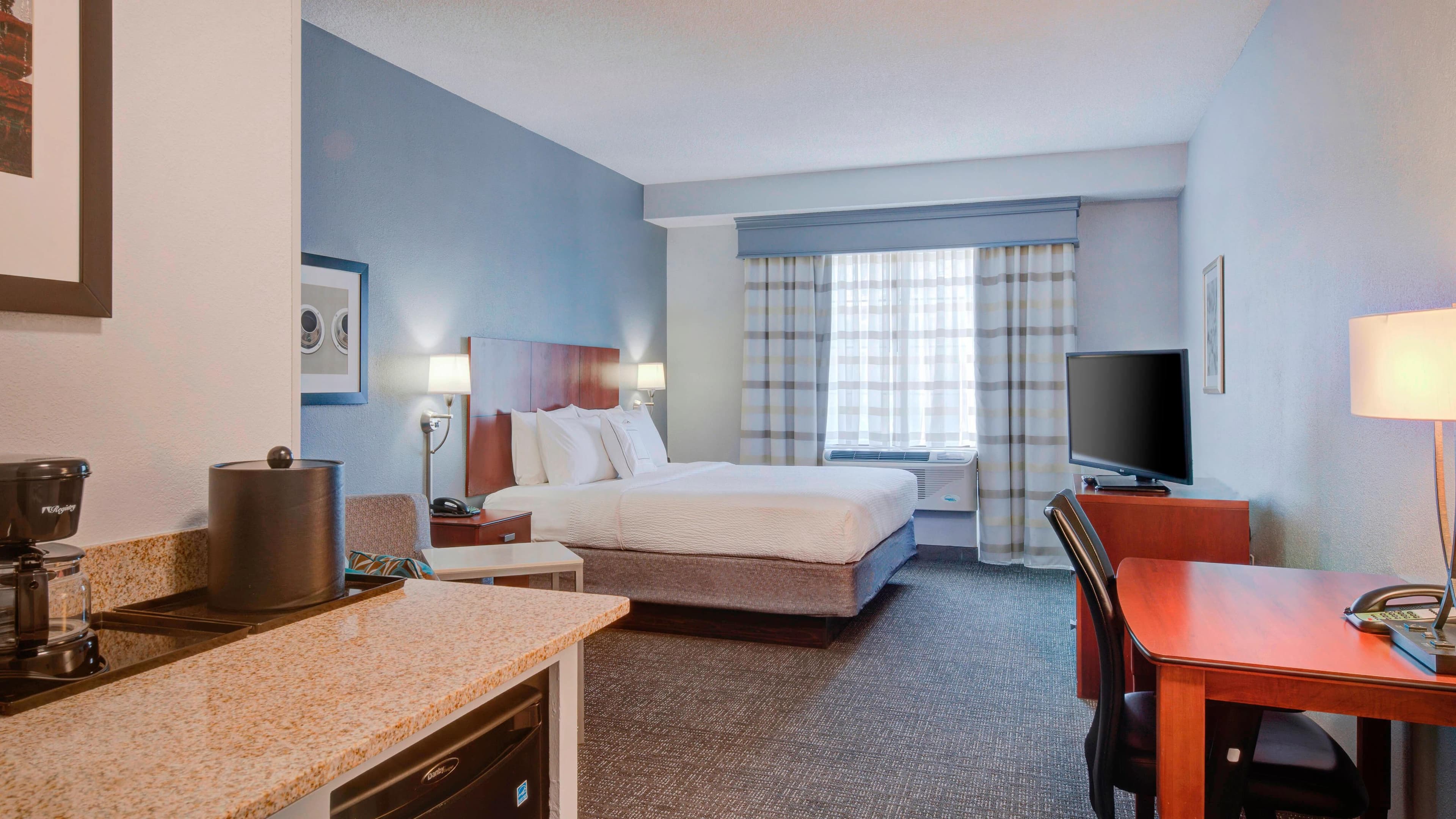 Holiday Inn & Suites Raleigh-Cary (I-40 @Walnut St) - Image 5