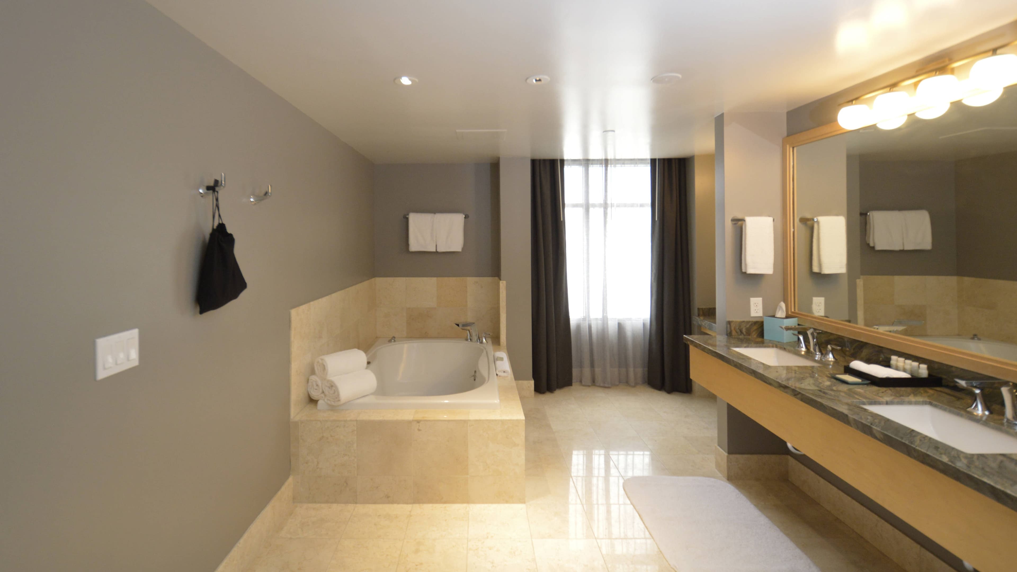 Renaissance Reno Downtown Hotel & Spa - Image 5