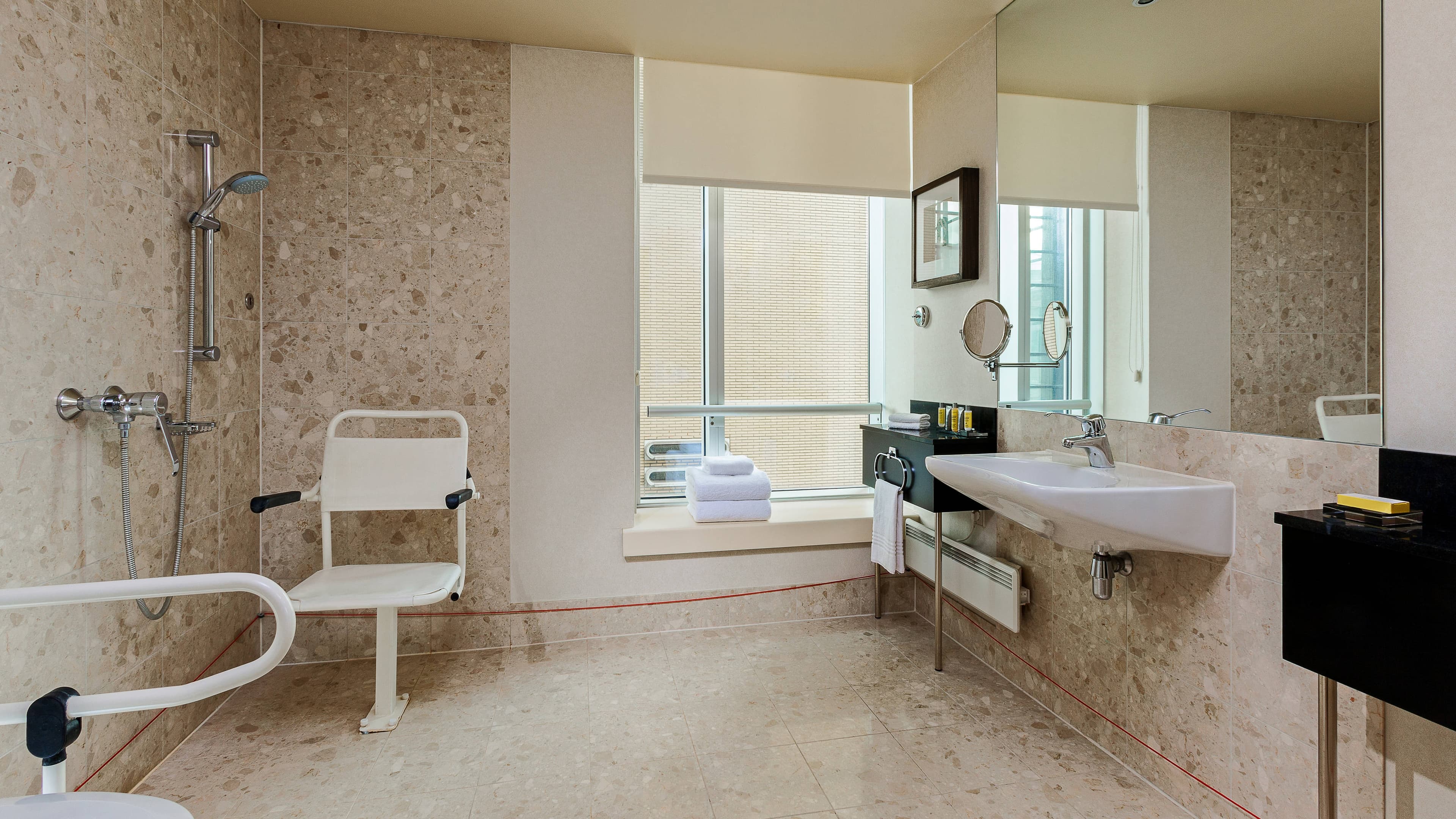 Superior Twin Room - Image 4