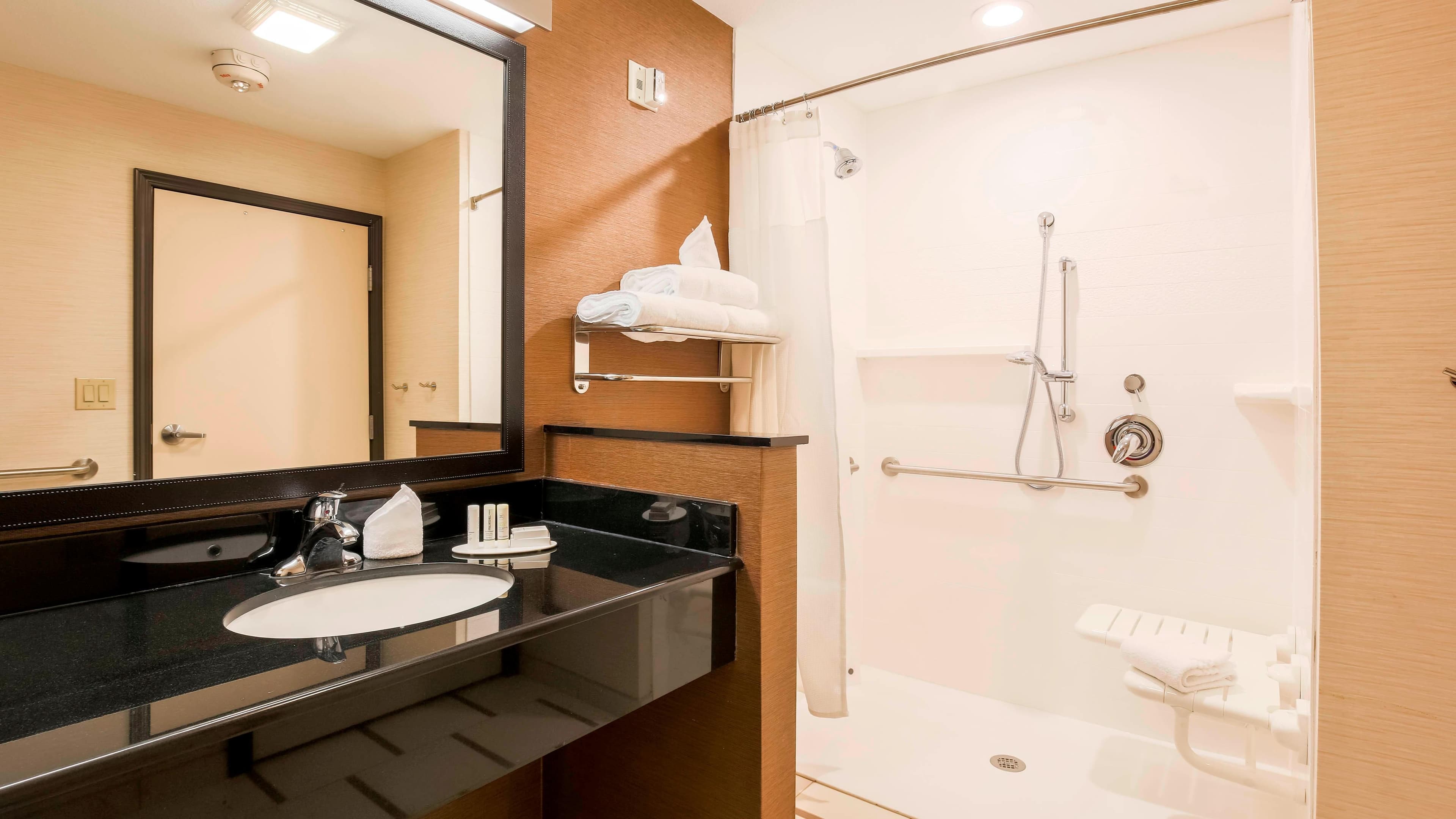 Holiday Inn Express & Suites Pearsall — 6