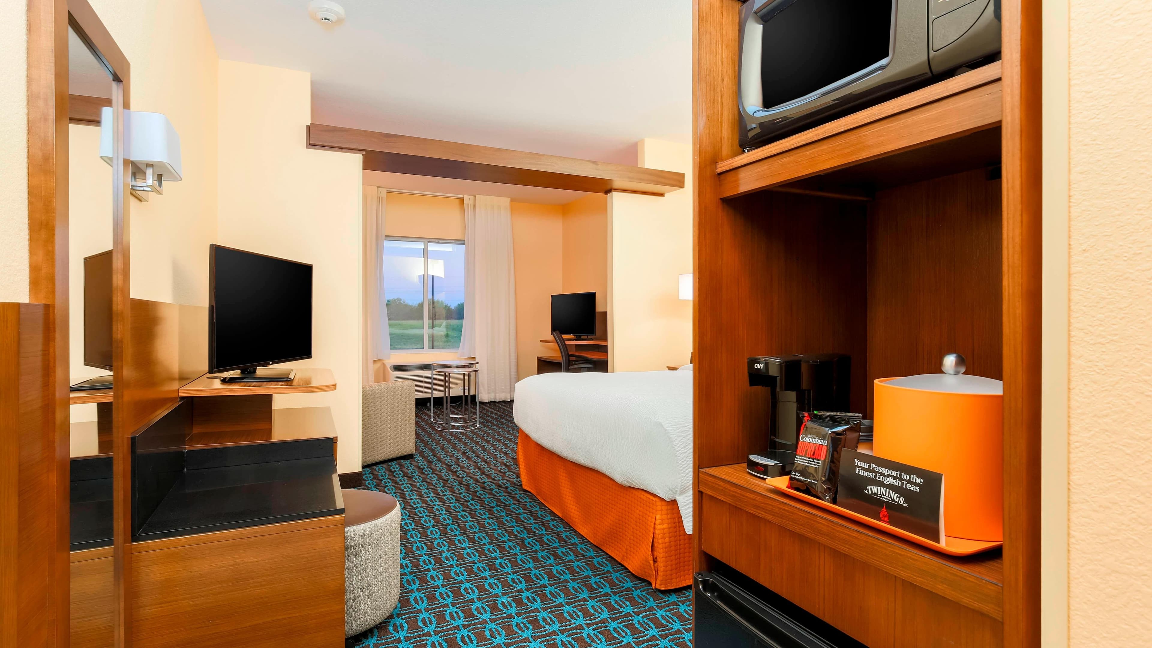 Holiday Inn Express & Suites Pearsall — 14