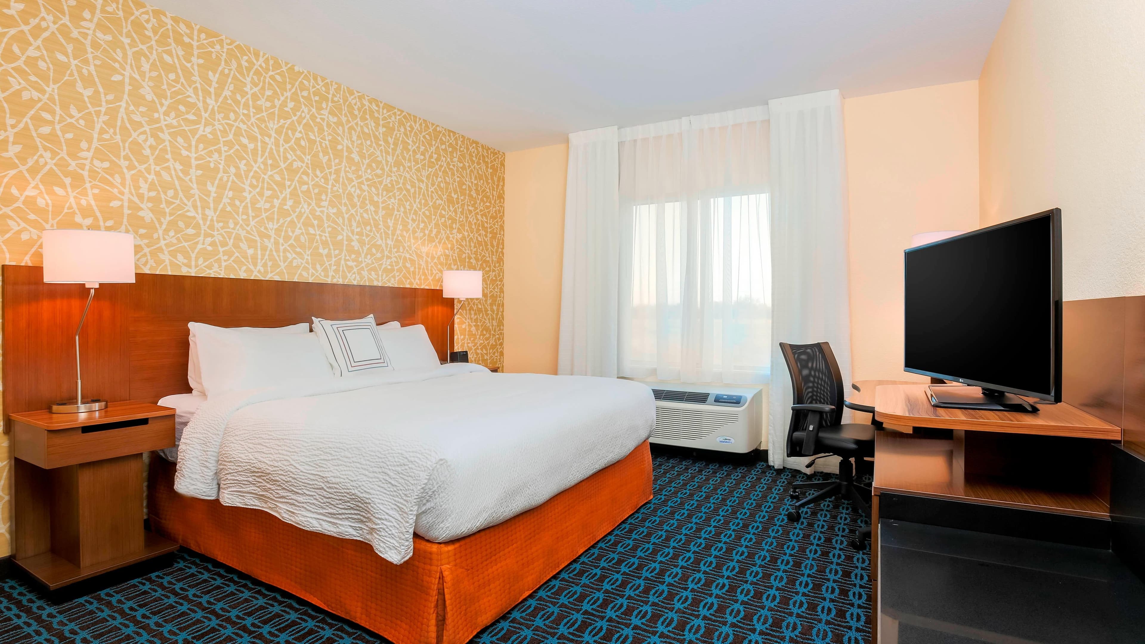 Holiday Inn Express & Suites Pearsall — 2