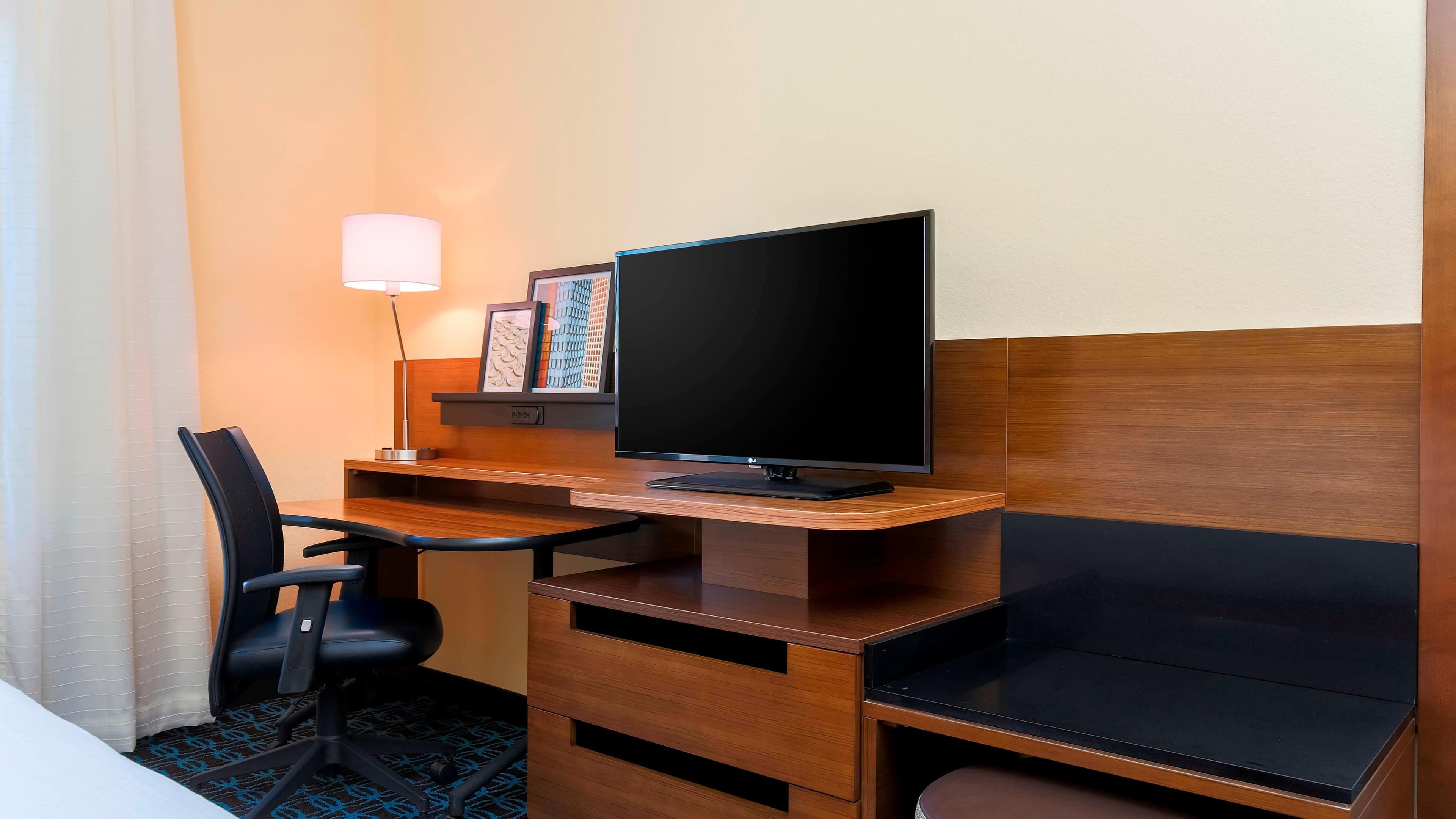 Holiday Inn Express & Suites Pearsall — 3