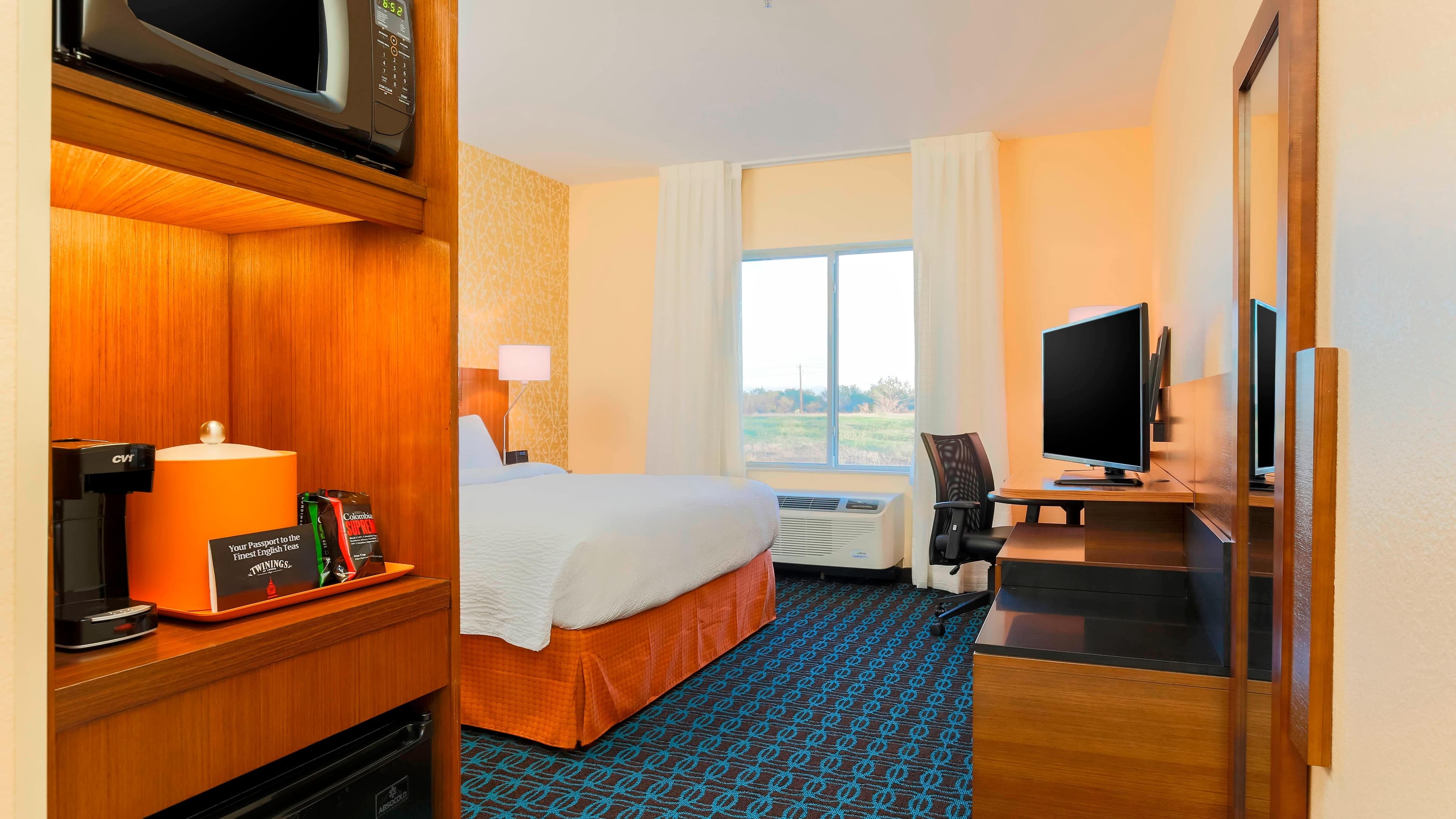Holiday Inn Express & Suites Pearsall — 4