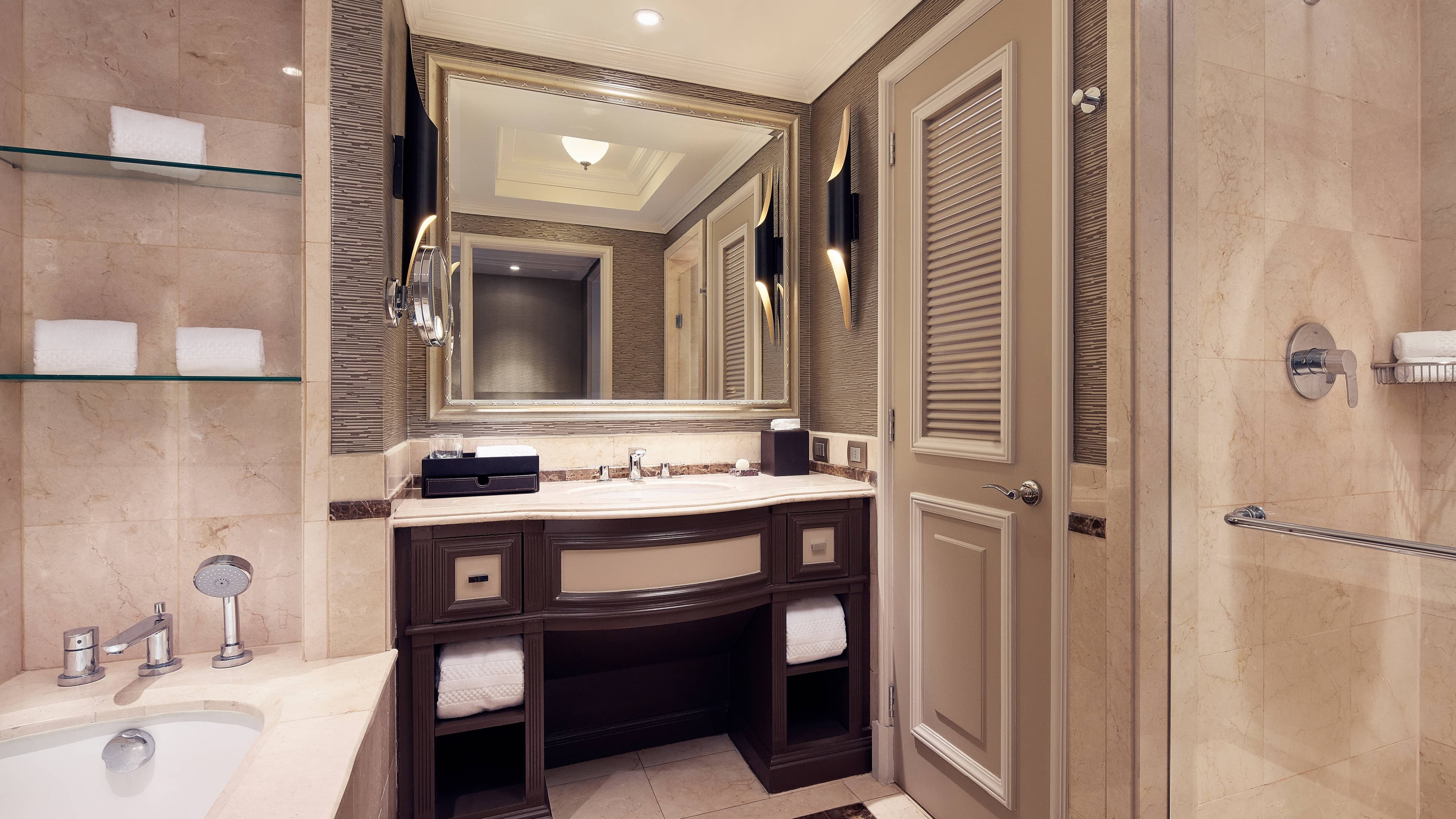 Deluxe Guest room - Image 6