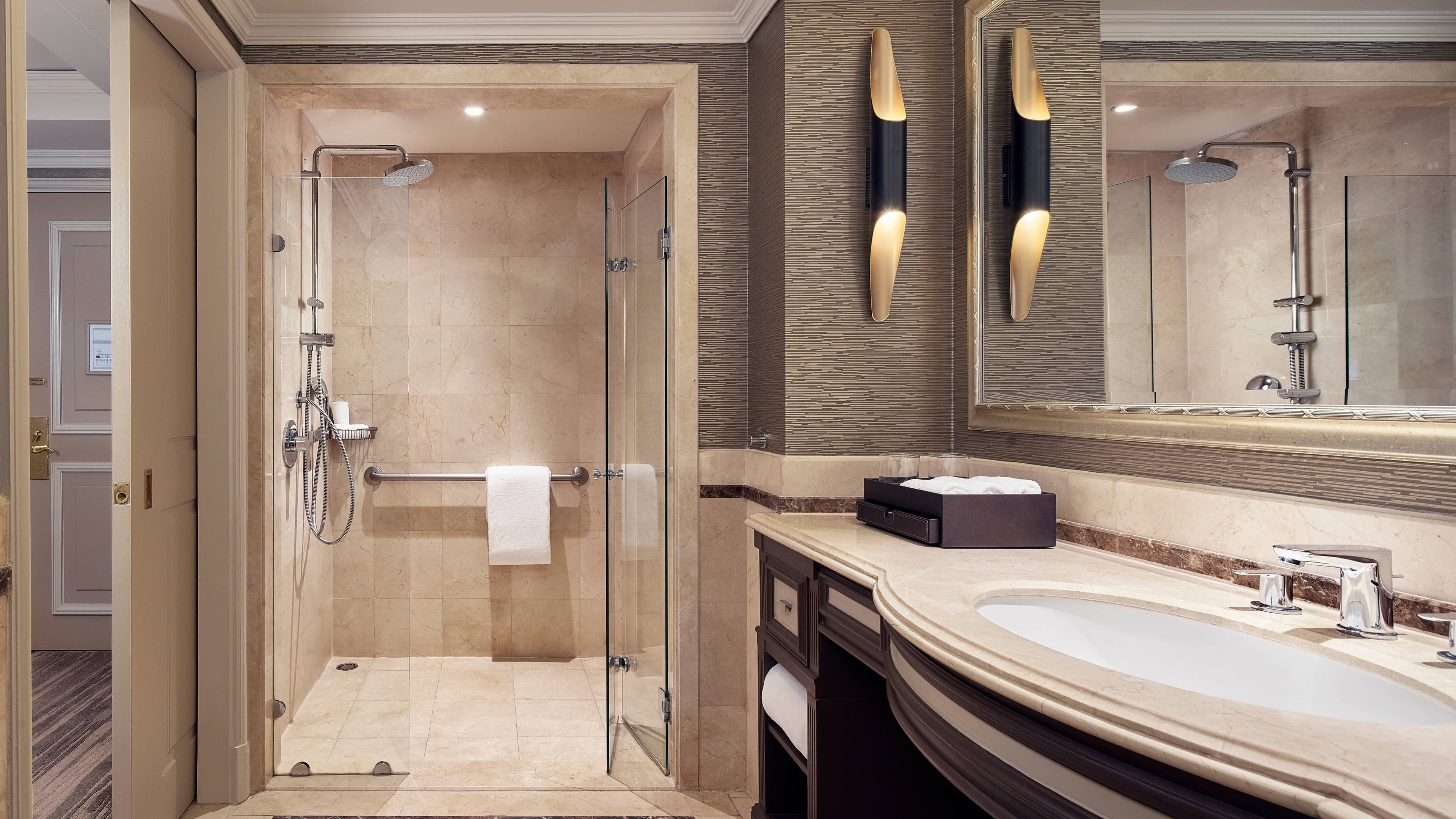 Deluxe Guest room - Image 7