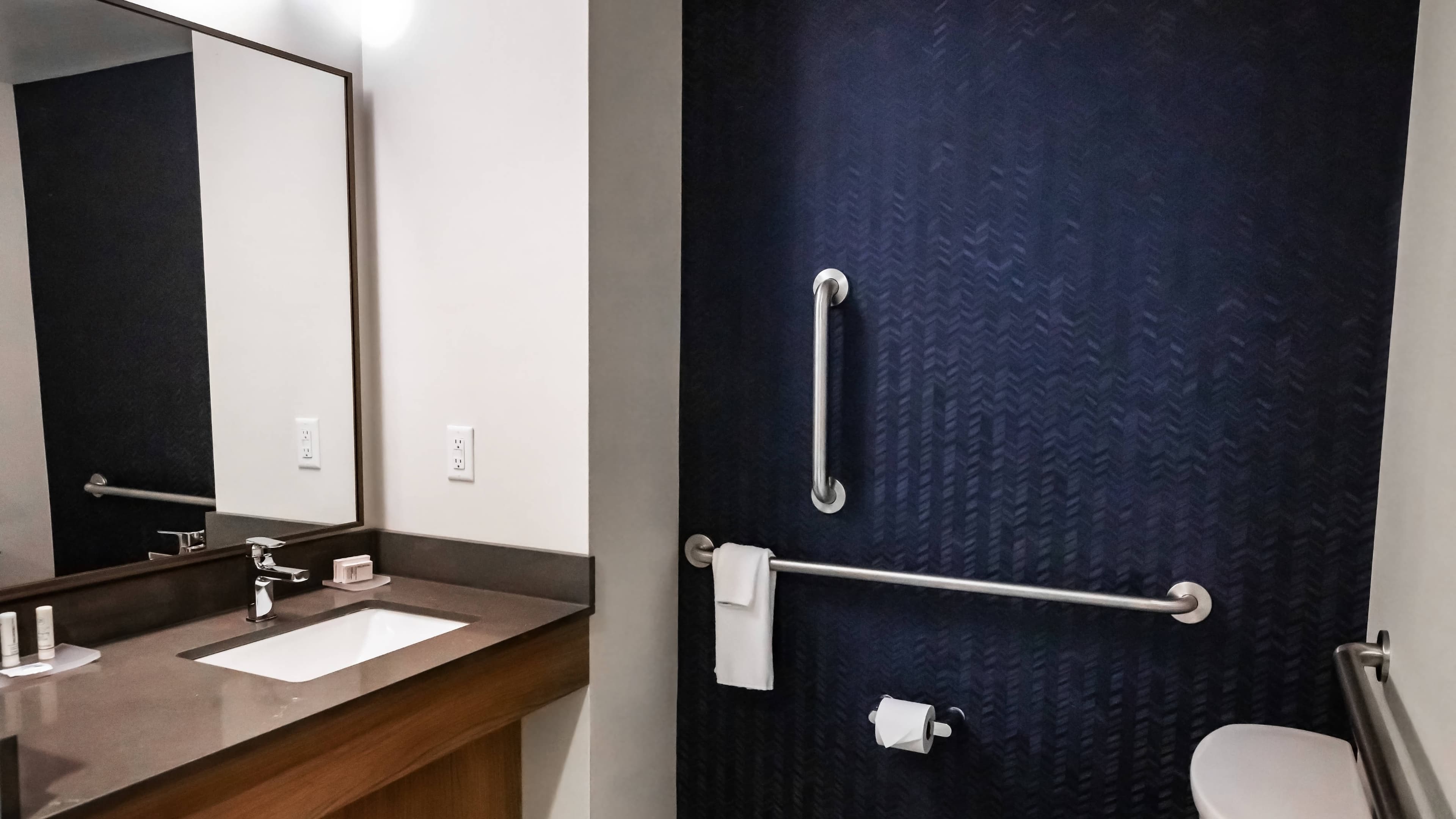 Fairfield Inn & Suites Louisville Airport - Image 3