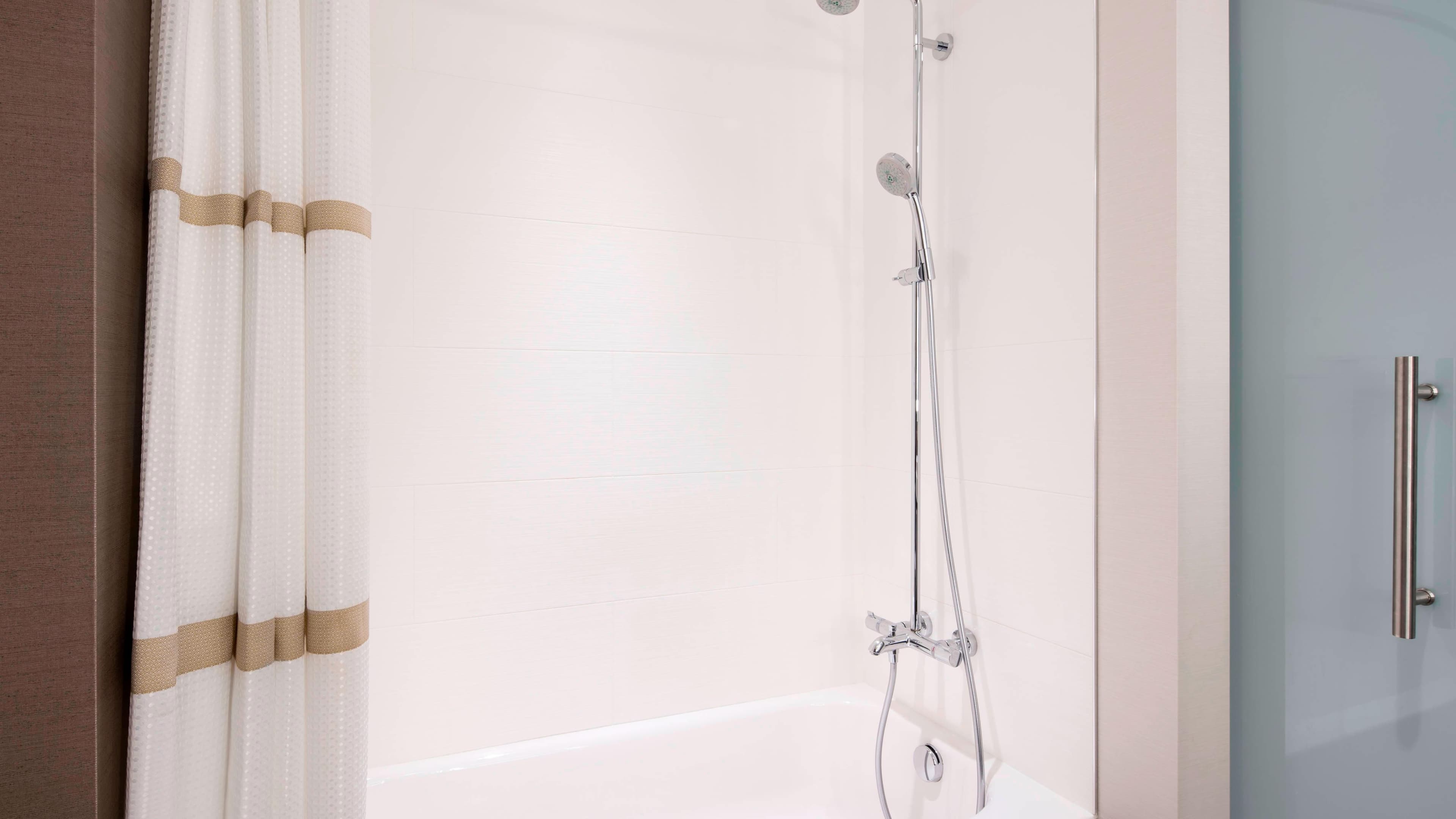 Deluxe Guest room - Image 8