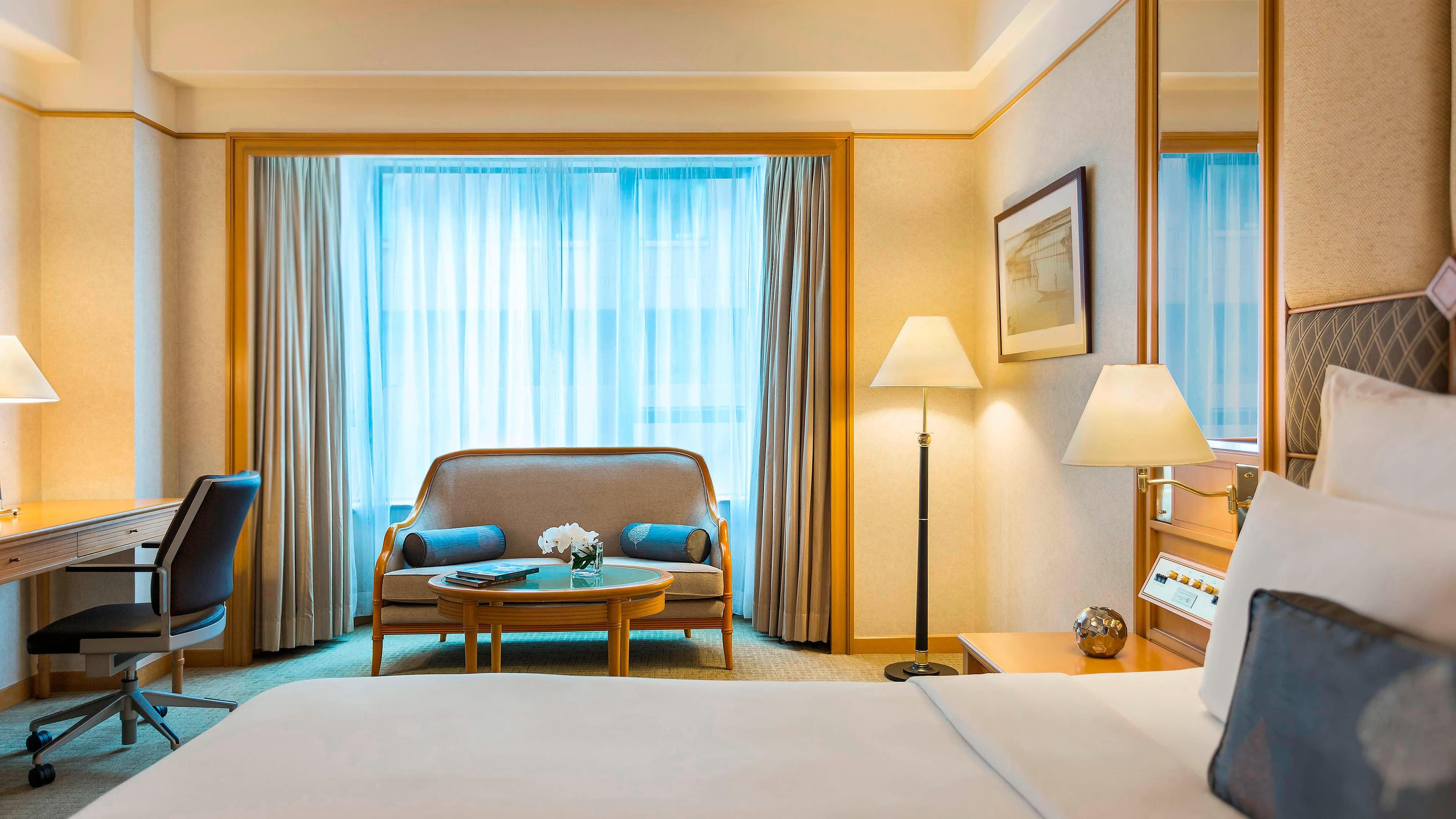 Renaissance Riverside Hotel Saigon - Image 2