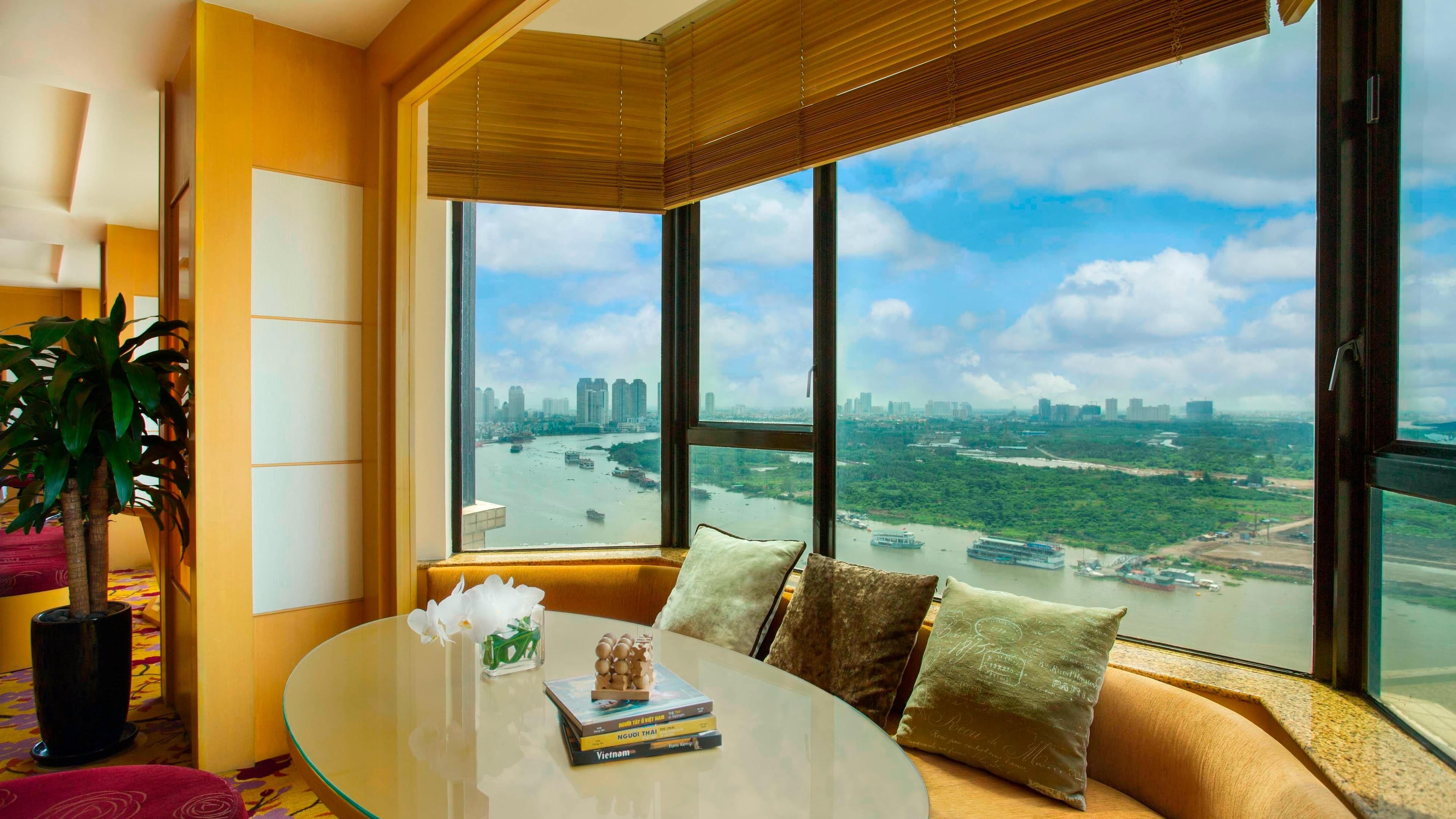 Renaissance Riverside Hotel Saigon - Image 5