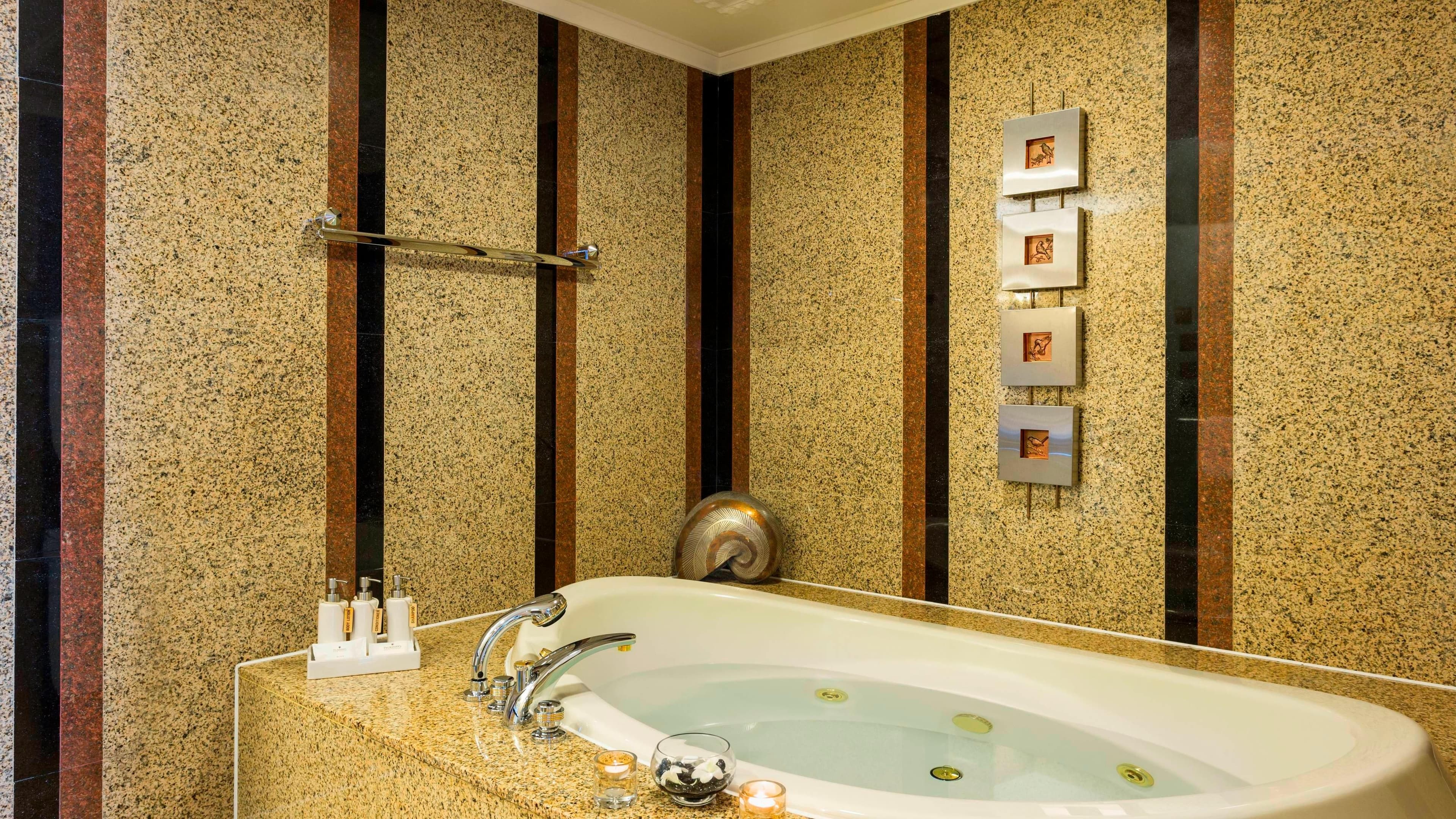 Renaissance Riverside Hotel Saigon — 57