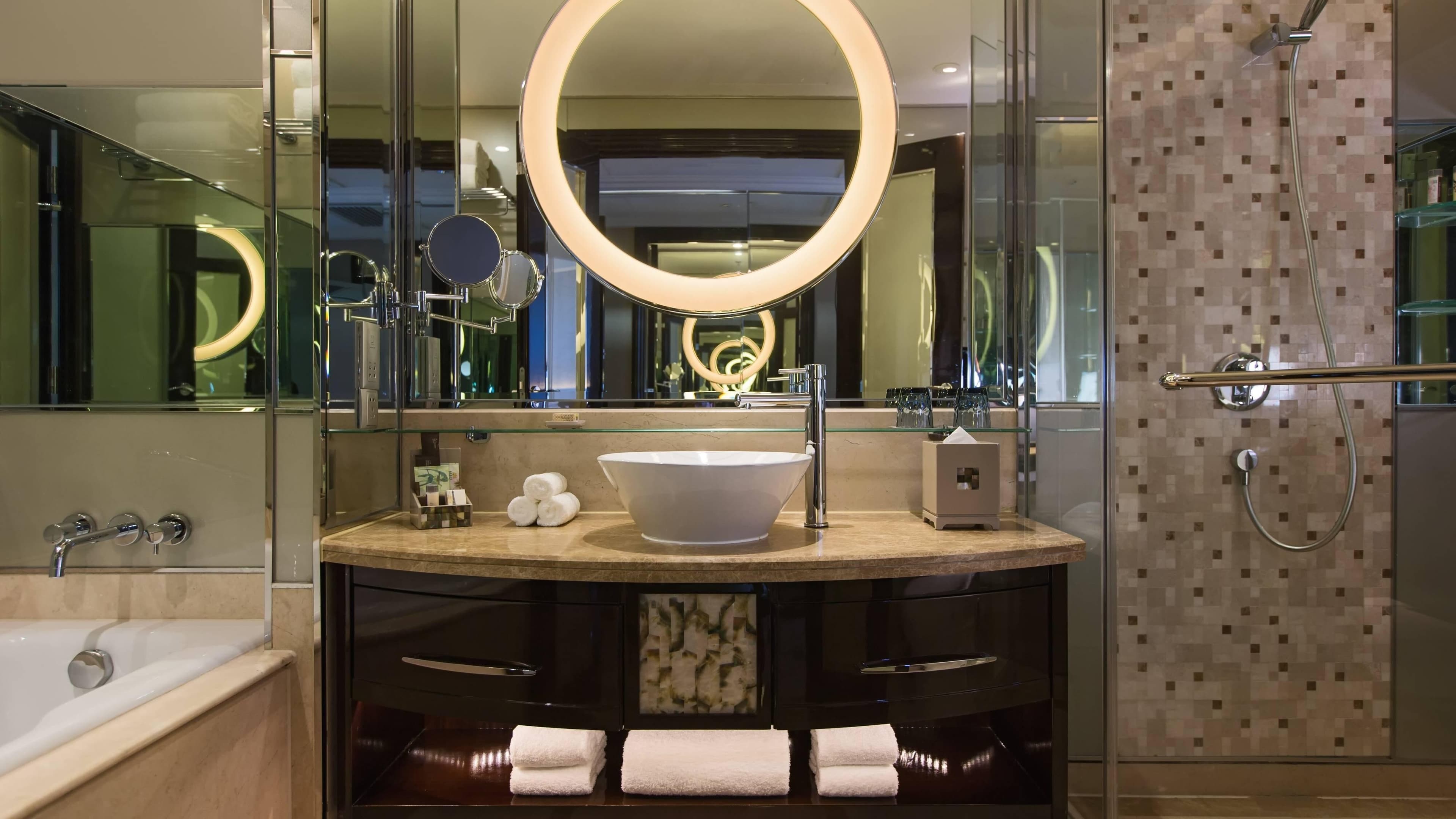 Renaissance Shanghai Pudong Hotel - Image 4