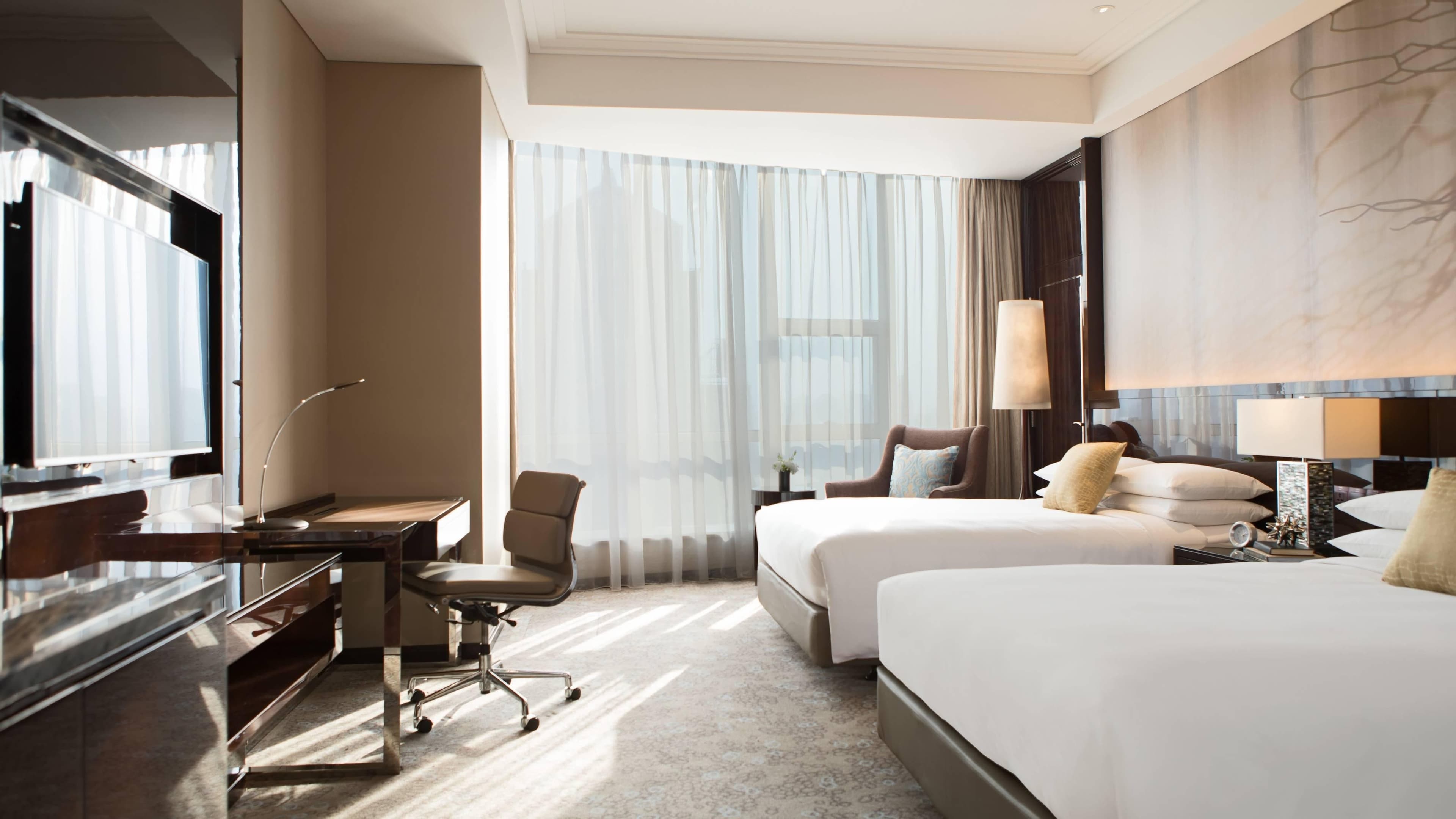 Renaissance Shanghai Pudong Hotel - Image 2