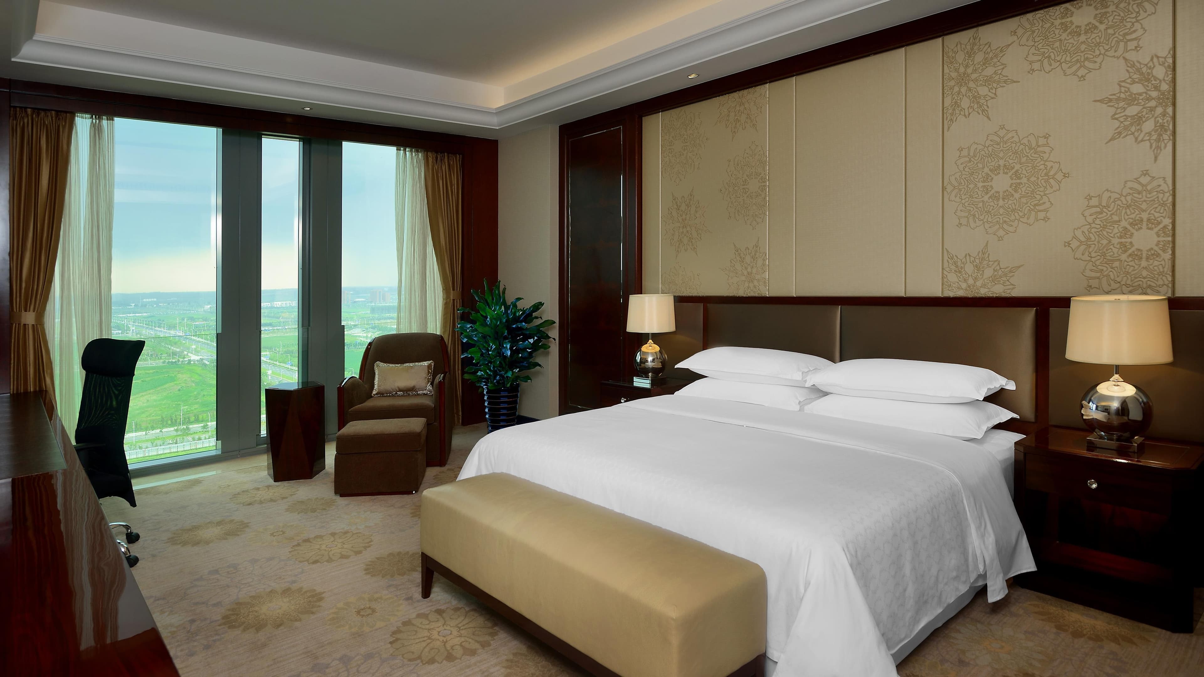 Deluxe Suite - Image 1